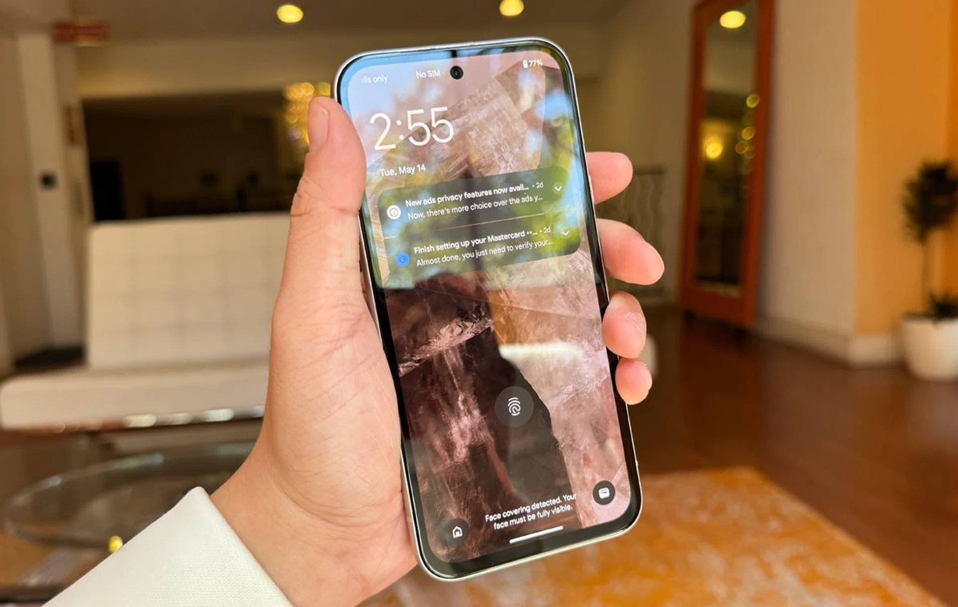 The display is even more competent under indoor lighting conditions.