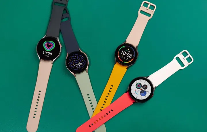You can mix and match watch faces and strap colours. Image courtesy of Samsung. 
