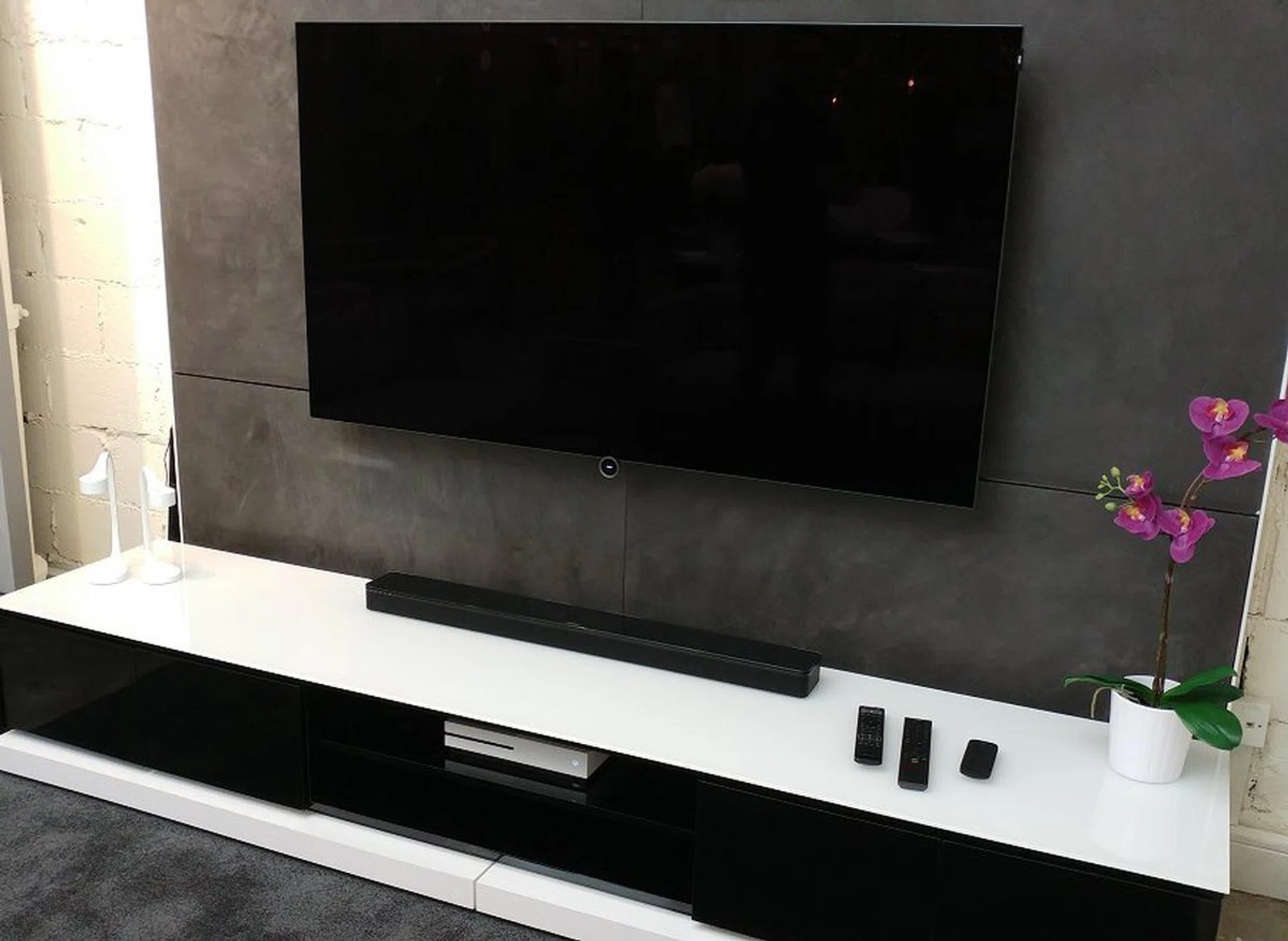 Check out how compact the sound bar is as the SoundTouch 300 is set against Loewe’s new 65-inch OLED Blid 7 TV.