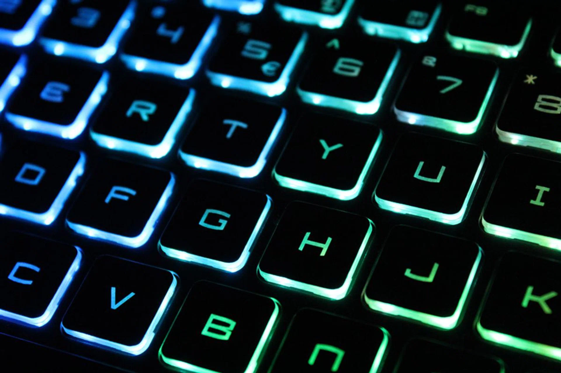 One of the new features of the MSI GT72S is the new silver lining print that makes the keys exceptionally bright in the dark.