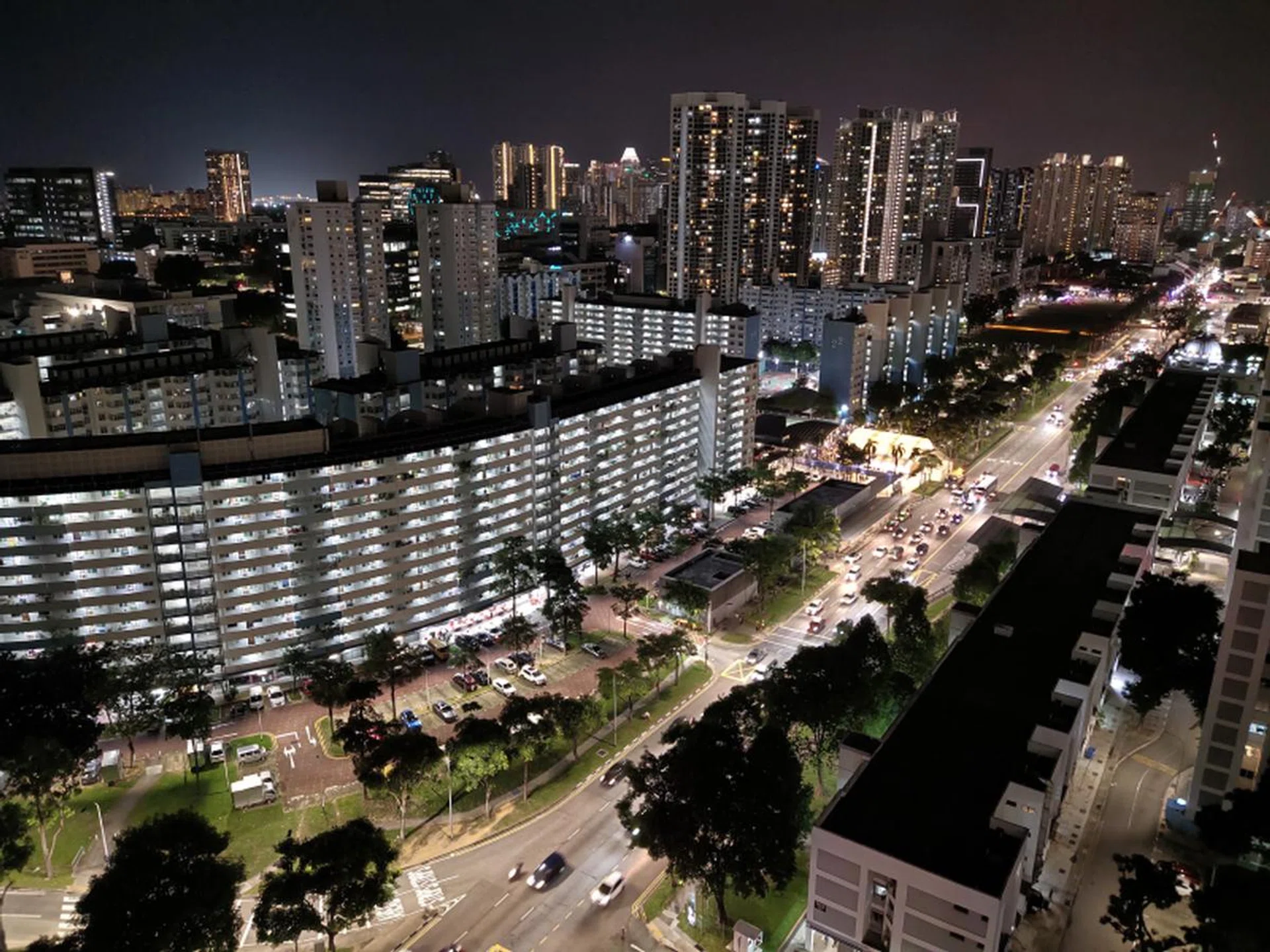 The V15 Pro’s night mode does produce images with low noise and decent detail, but the colors are flat and somewhat less than satisfying... (Click for full-size original image)