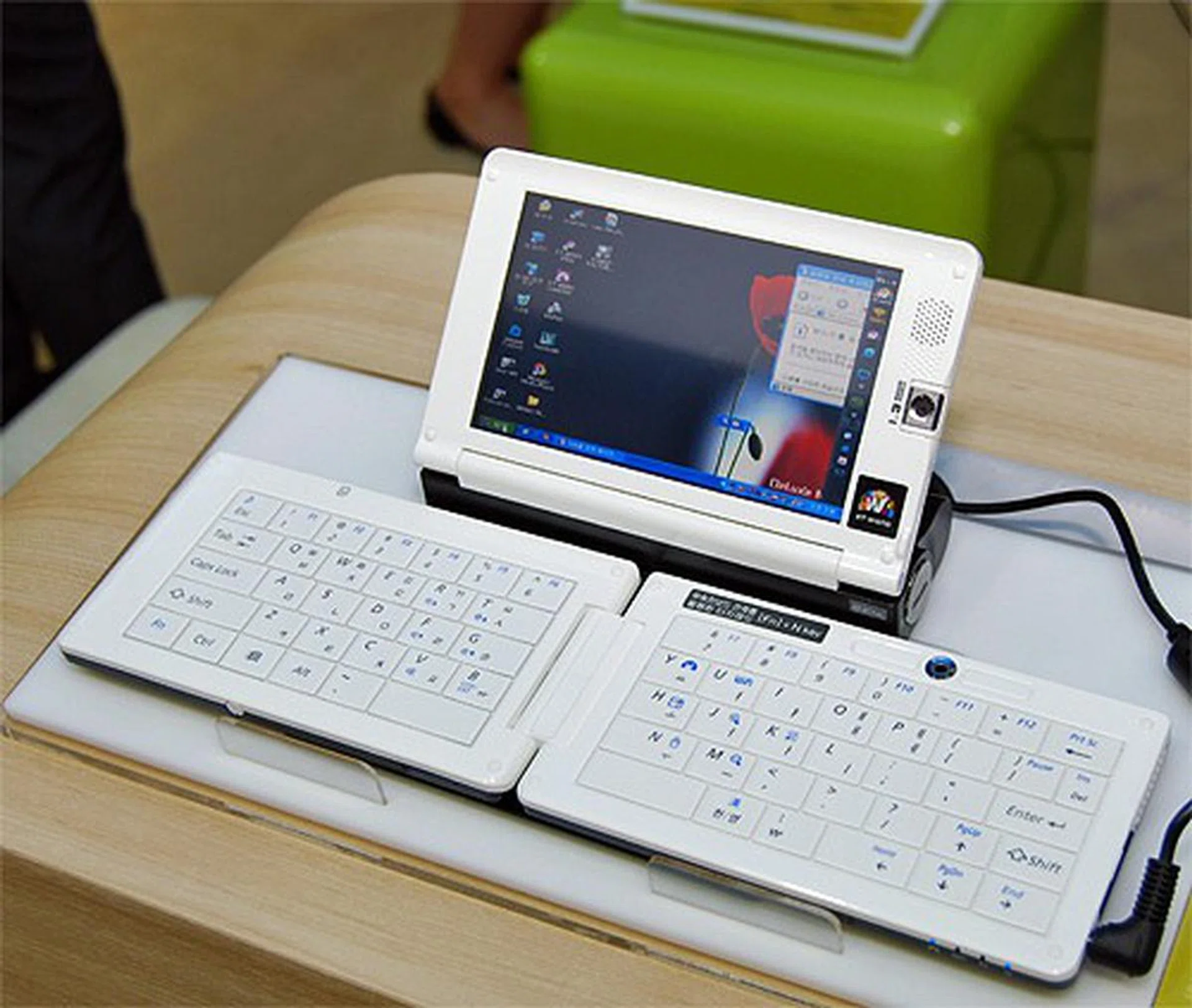 Samsung's UMPC SPH-9200 features Mobile WiMAX 2.3GHz, 30GB HDD, Full QWERTY keyboard and Windows XP Home OS.  