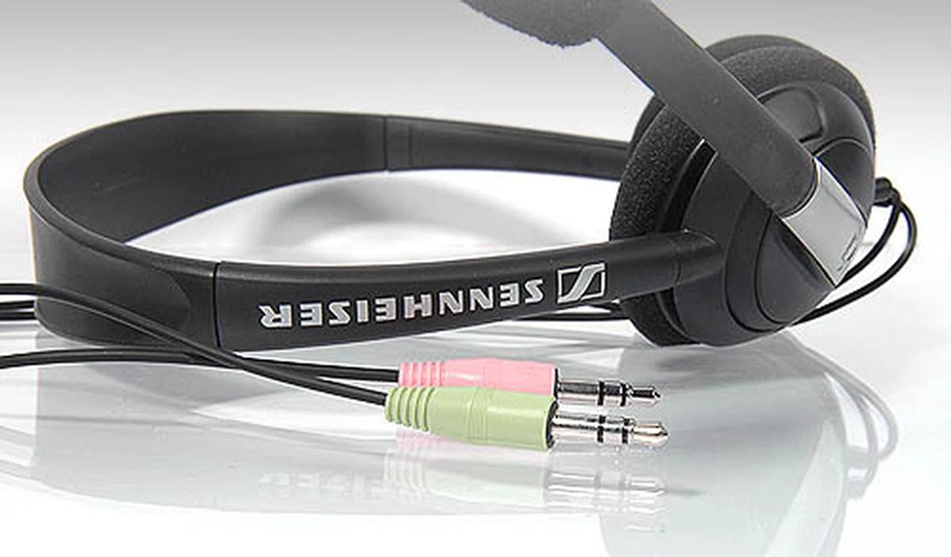 All the PC series headphones come with two 2.5mm mini-jack connectors for audio and microphone headphone inputs.