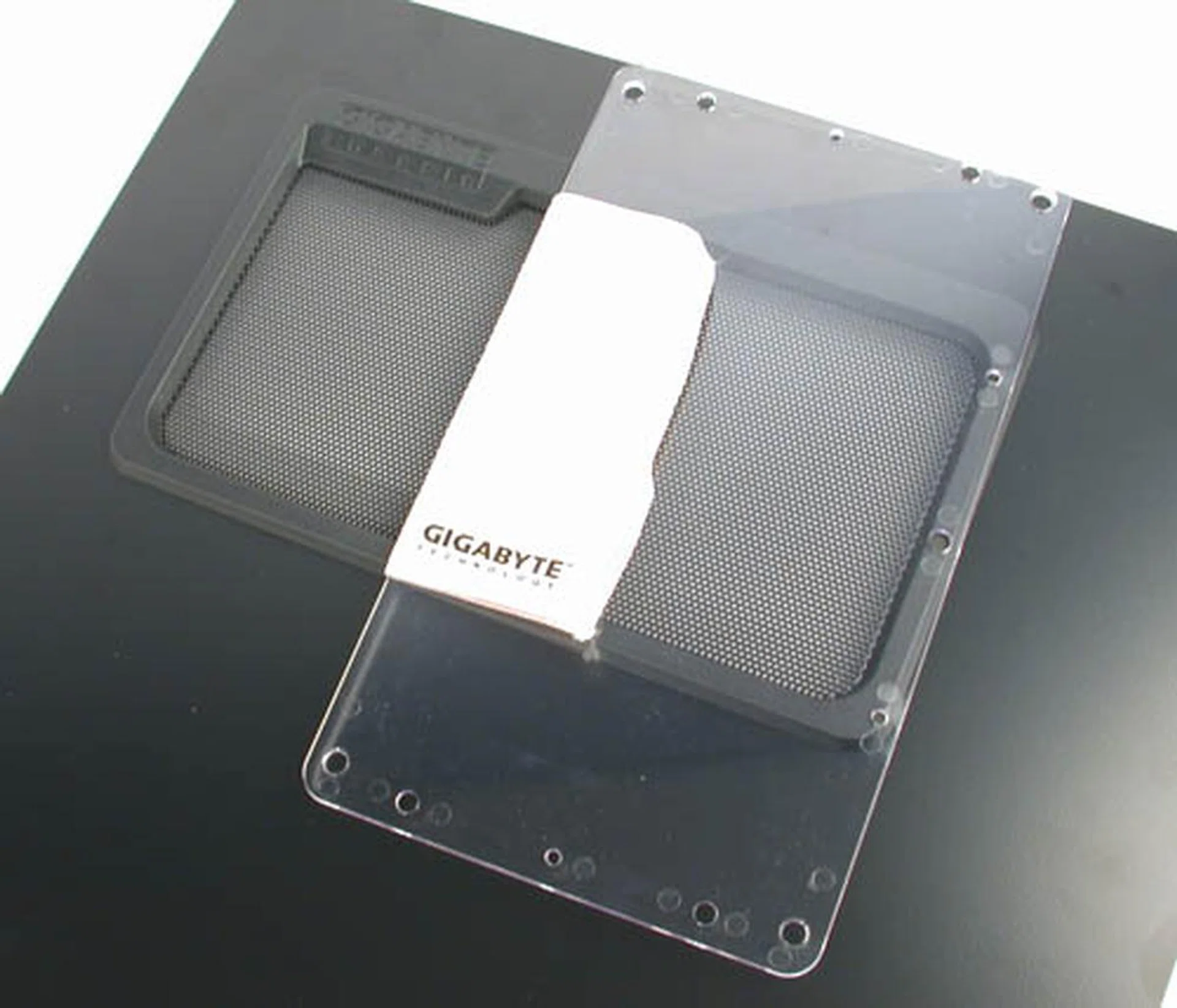 Here's the side panel with its default mesh and the plastic window that you can choose to replace the mesh with. Hey, there's even a polishing cloth included to clean the window.