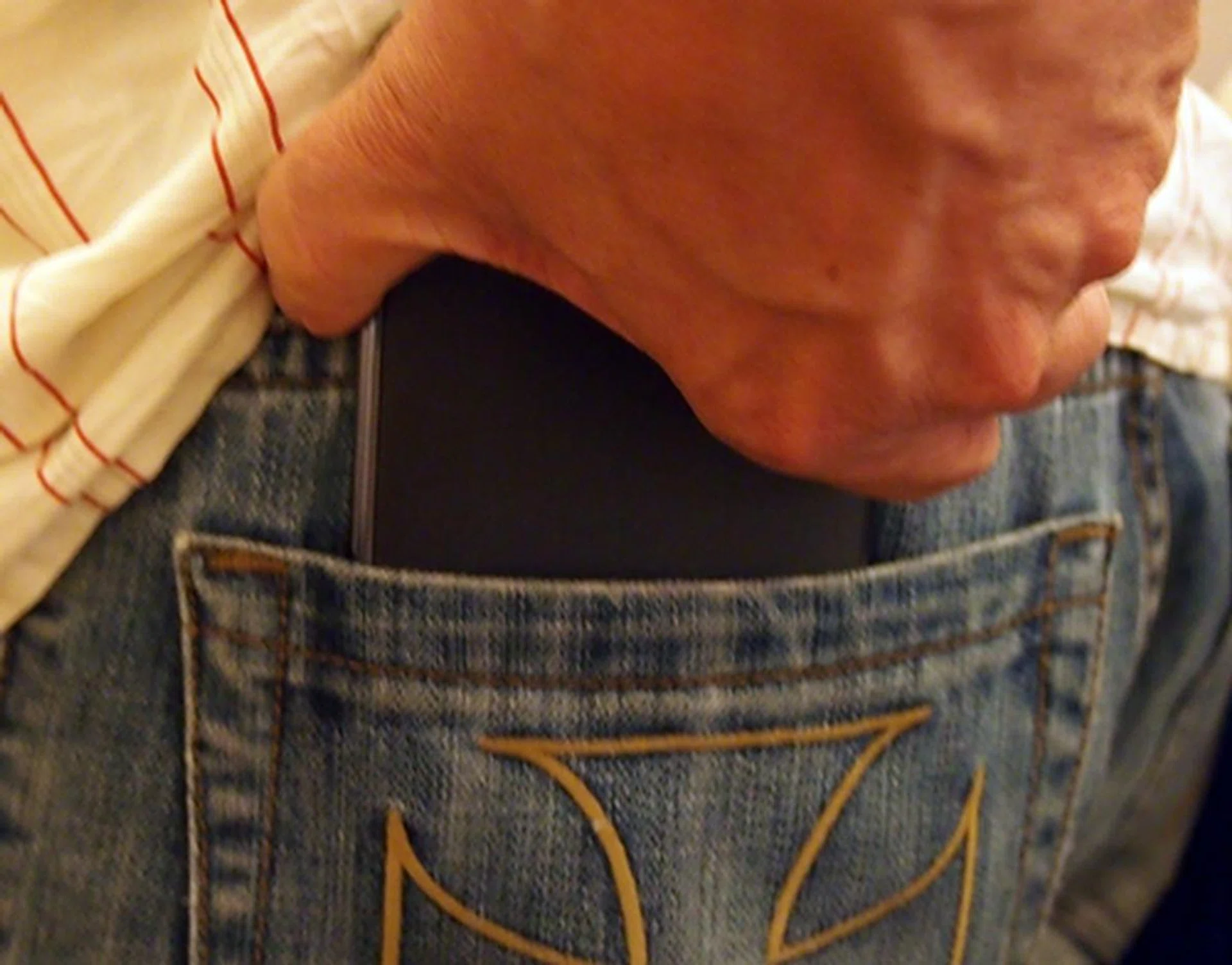 If you are concerned about its portability, don't worry as it can easily fit into a back jeans pocket.