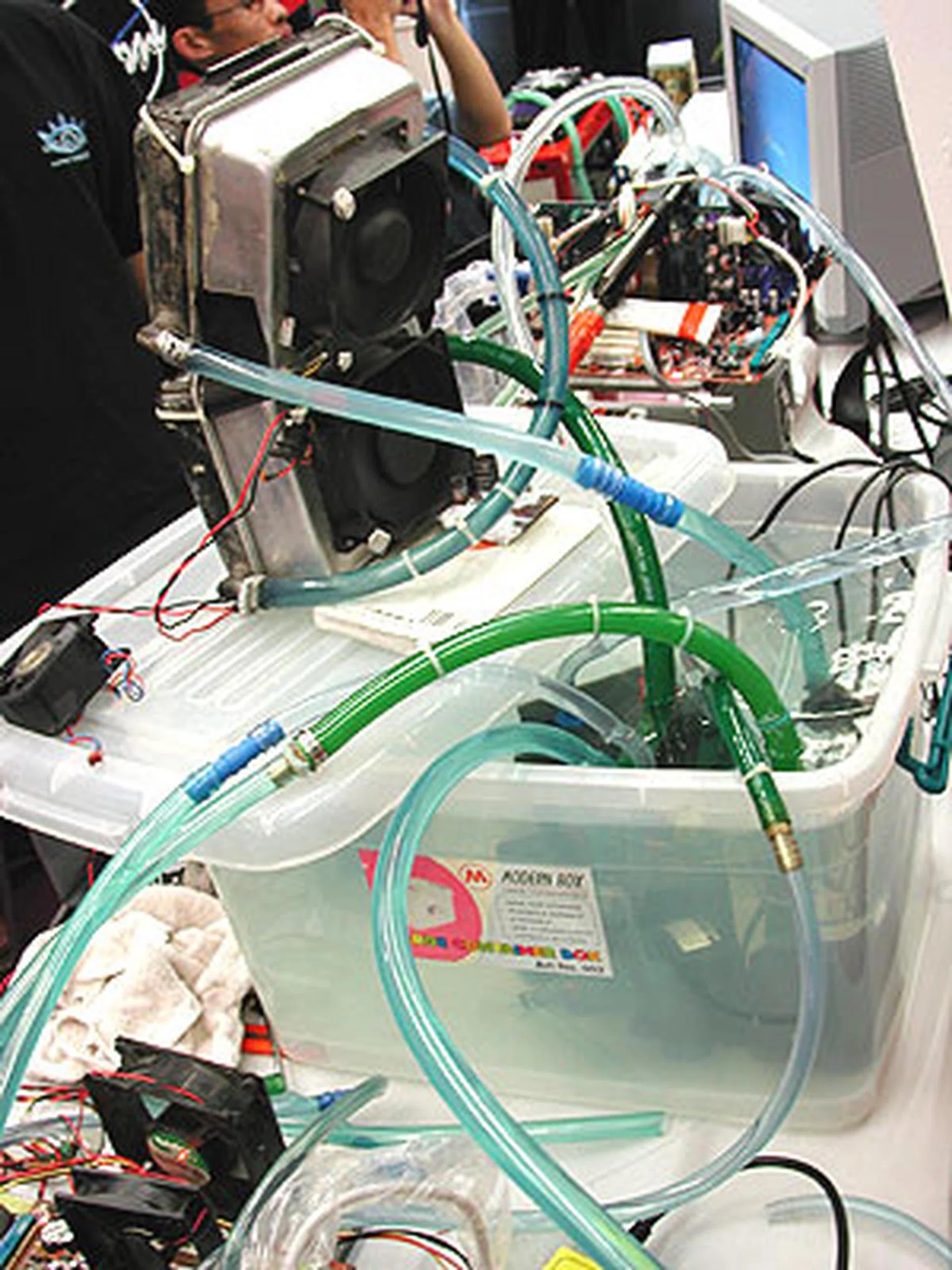 The cooling blocks draw its fluid from this large container. The coolant is cooled by two radiators placed on top of the container.