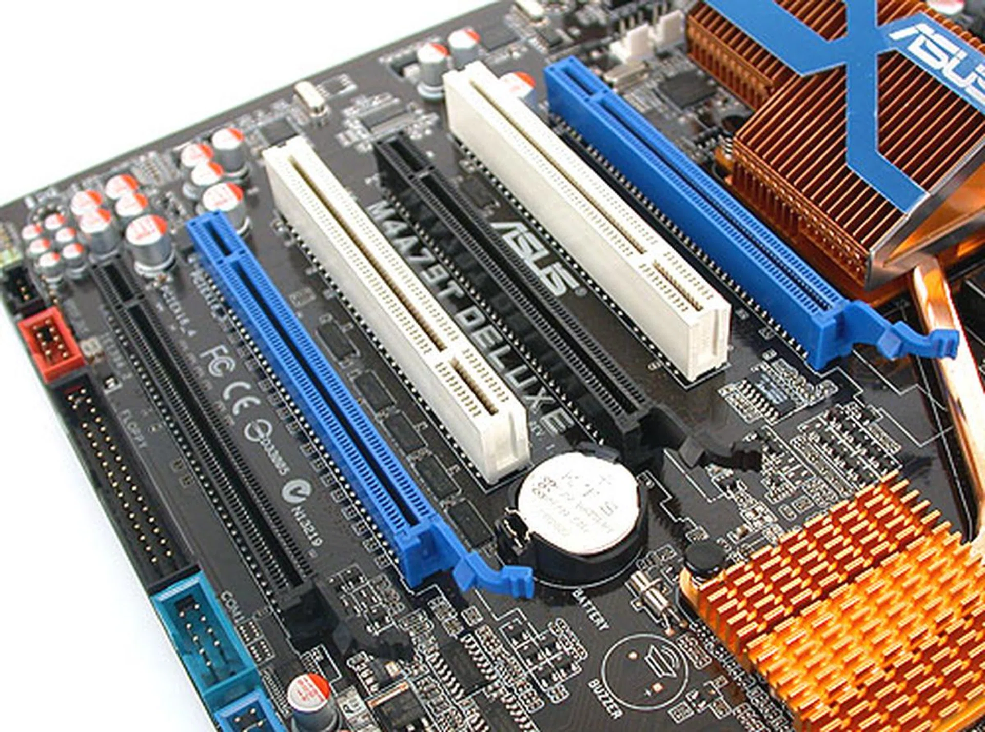 In terms of expansion slots, ASUS also had one fewer than the two other boards compared but then it was still capable of quad CrossFireX (in a x8 configuration each for four PCIe 2.0 x16 graphics cards). This means that there is no PCIe x1 slot on this board. 