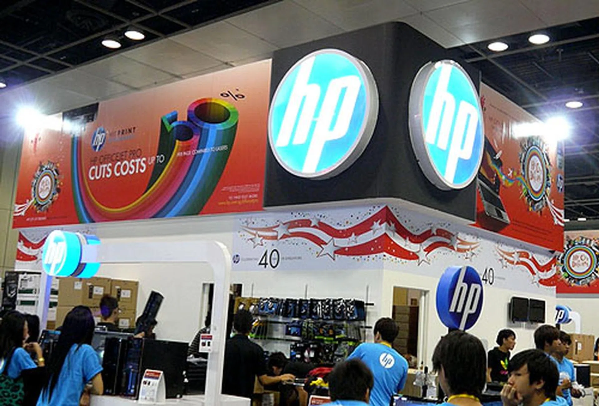 HP's booths offered competitive prices for its notebooks and desktops, but we found only a limited number of models on show, compared to the ones in their brochures.