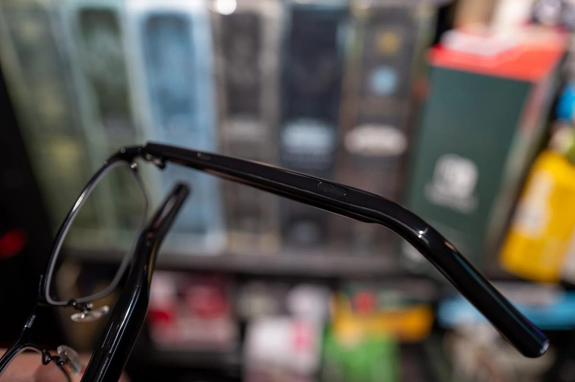 The Huawei Eyewear 2 is actually more 'smart audio' than 'smart glasses'. Photo: HWZ