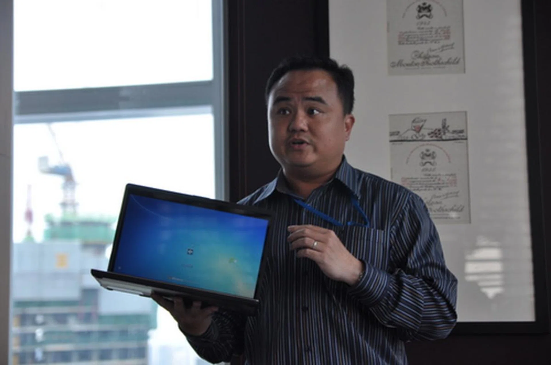 Look at how thin the HP Folio (which means "leaf" or "page" in Latin) is. It's however not as light as we would like it to be. Instead, it offers a notable increase in battery capacity and that's something which should bode well for many folks on the move.