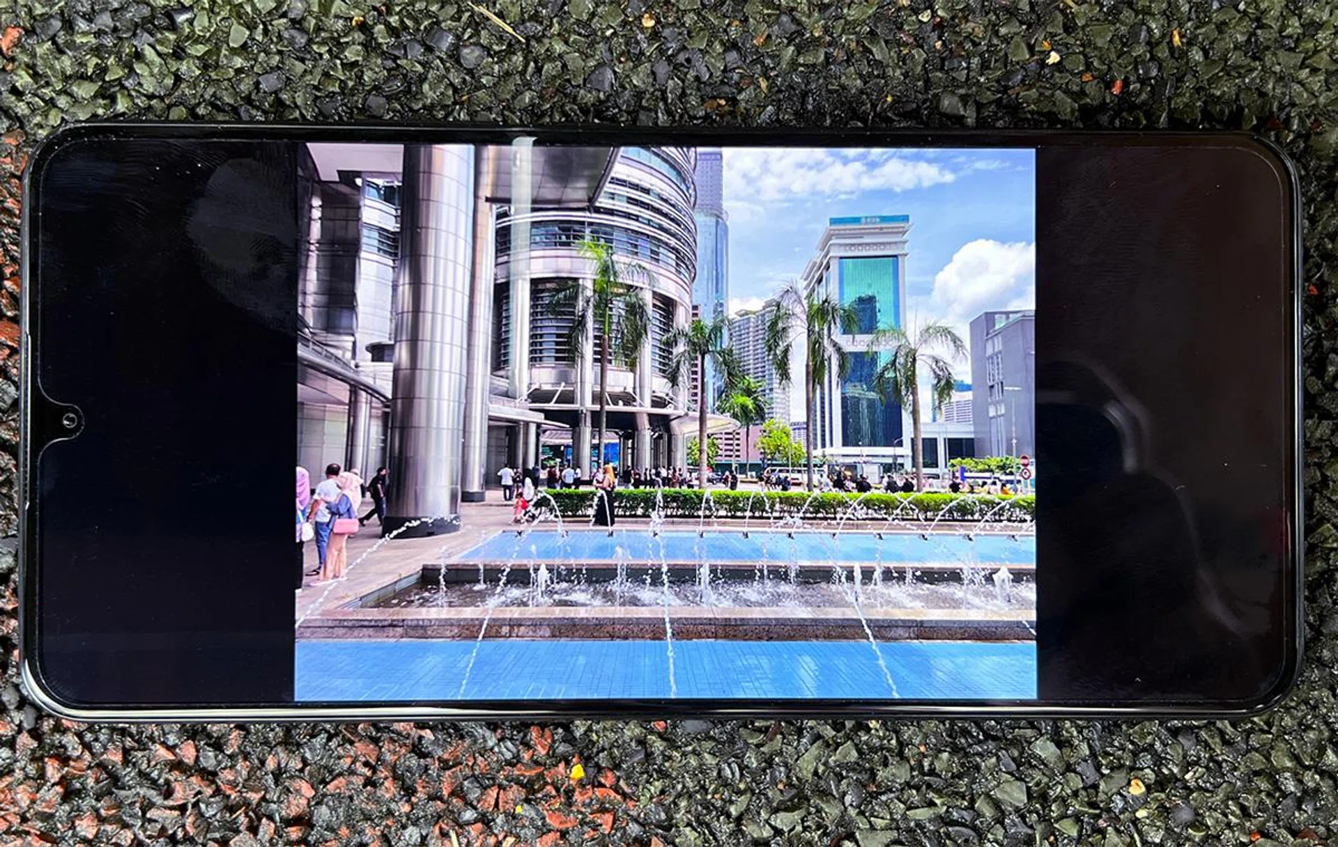 Same 900-nits brightness viewed under shade.