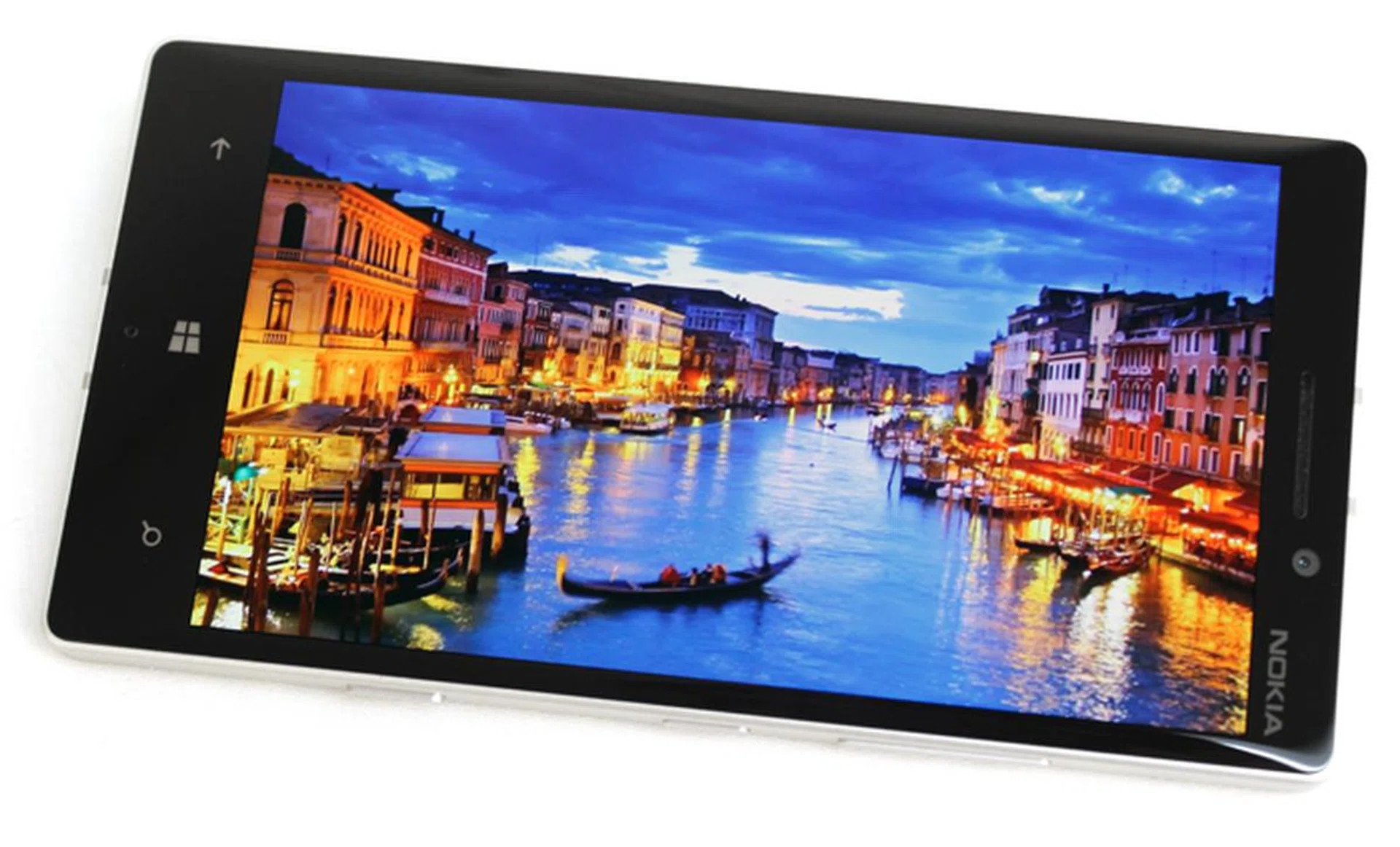 The 930's display boasts deep contrast and vivid but natural colors.
