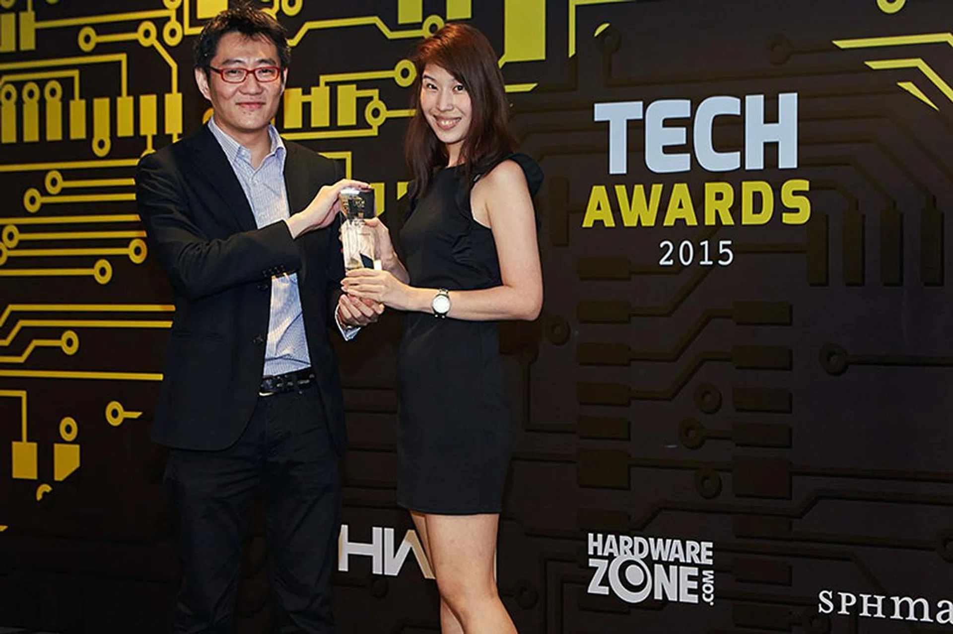 After some grueling tests, the Fujifilm X-T1 is the winner of our Best Mid-range Interchangeable Lens Camera category. Receiving the award on behalf of the company is Ms. Cheryl Tan.