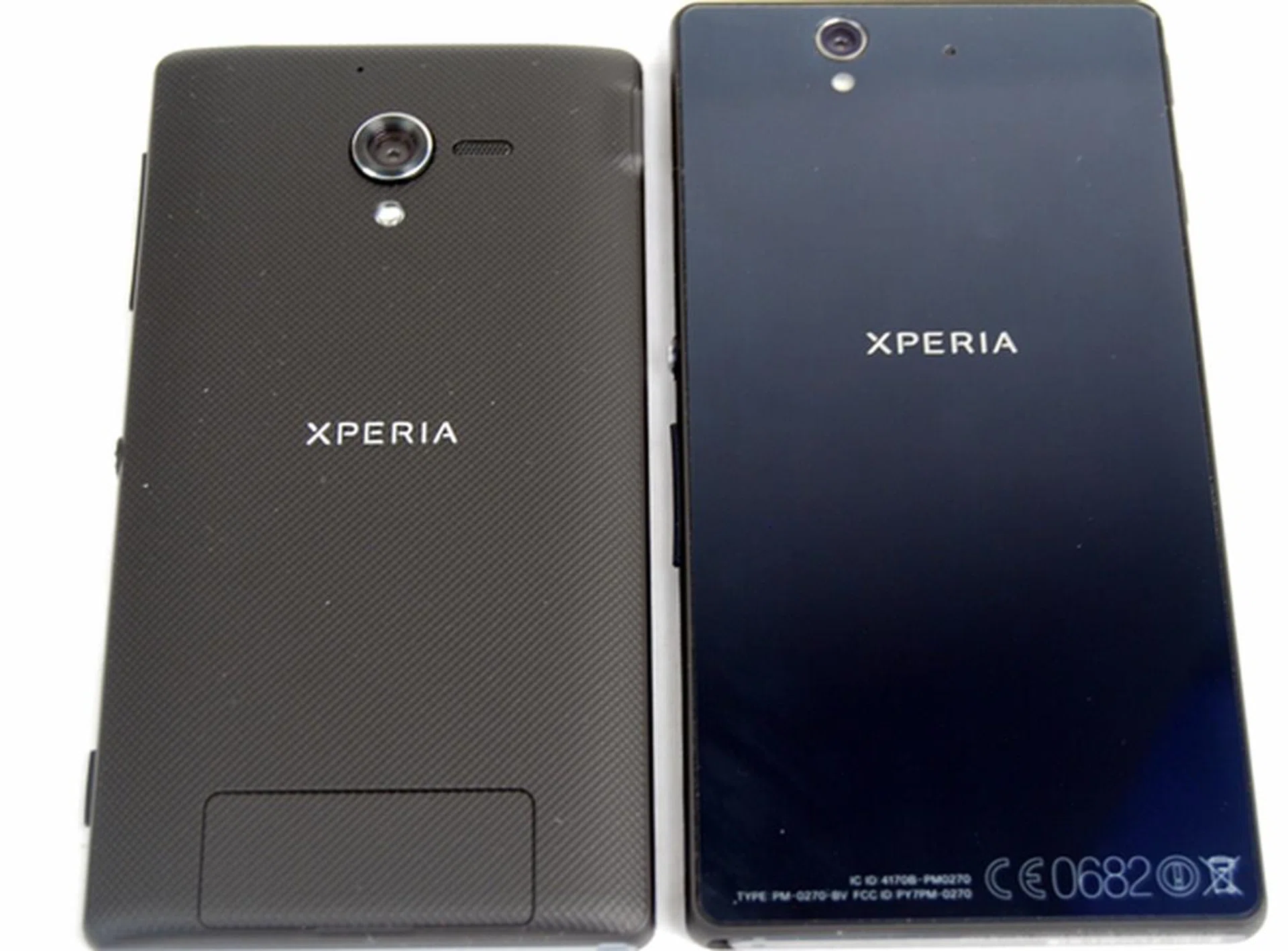 Although the textured back of the Xperia ZL looks less premium compared to the glass panel of the Xperia Z, we prefer a better grip and less (or no) maintenance over looks.