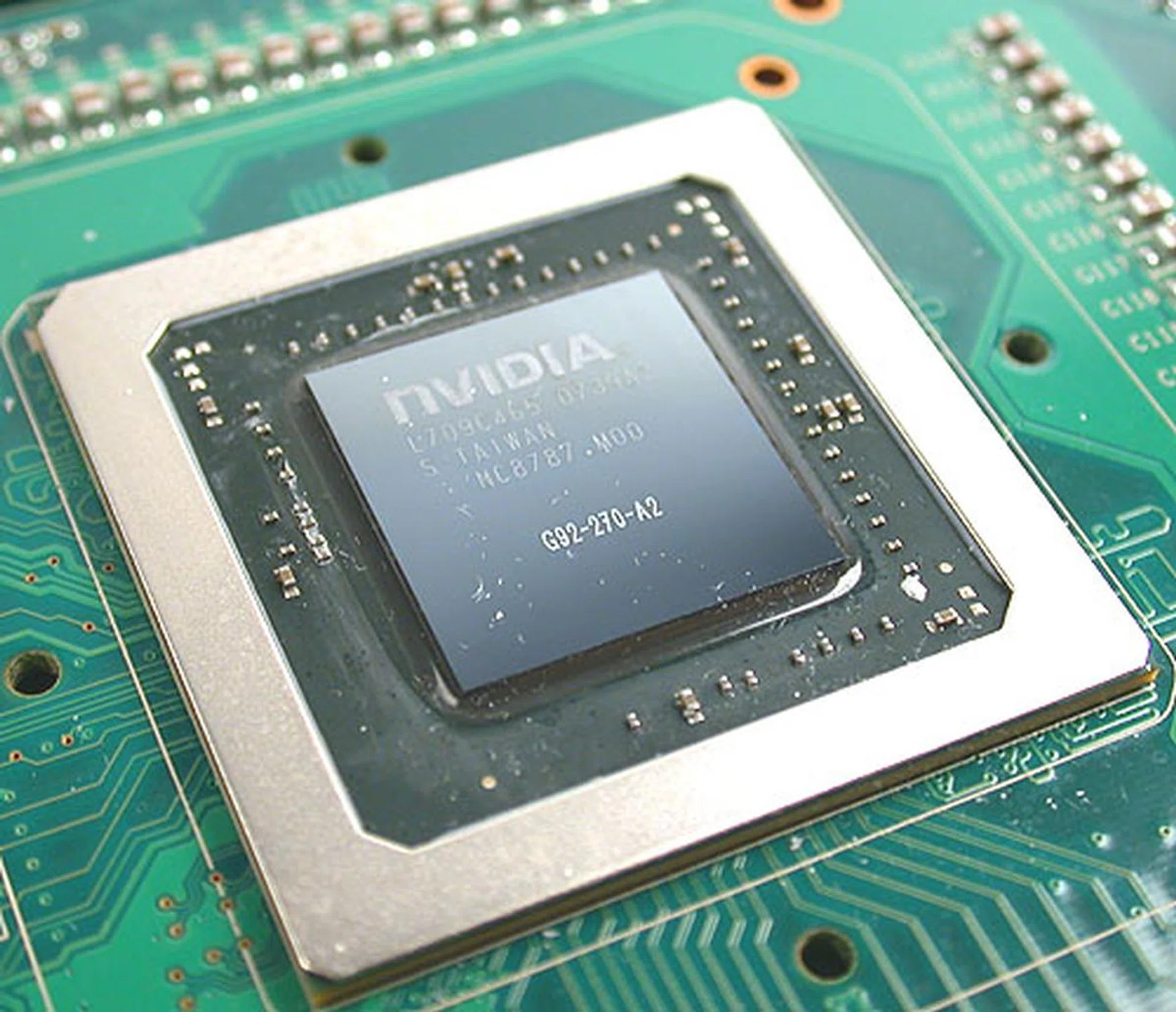 At the heart of the NVIDIA GeForce 8800 GT is the G92, a new core manufactured using a 65nm process but featuring even more transistors than the G80. 