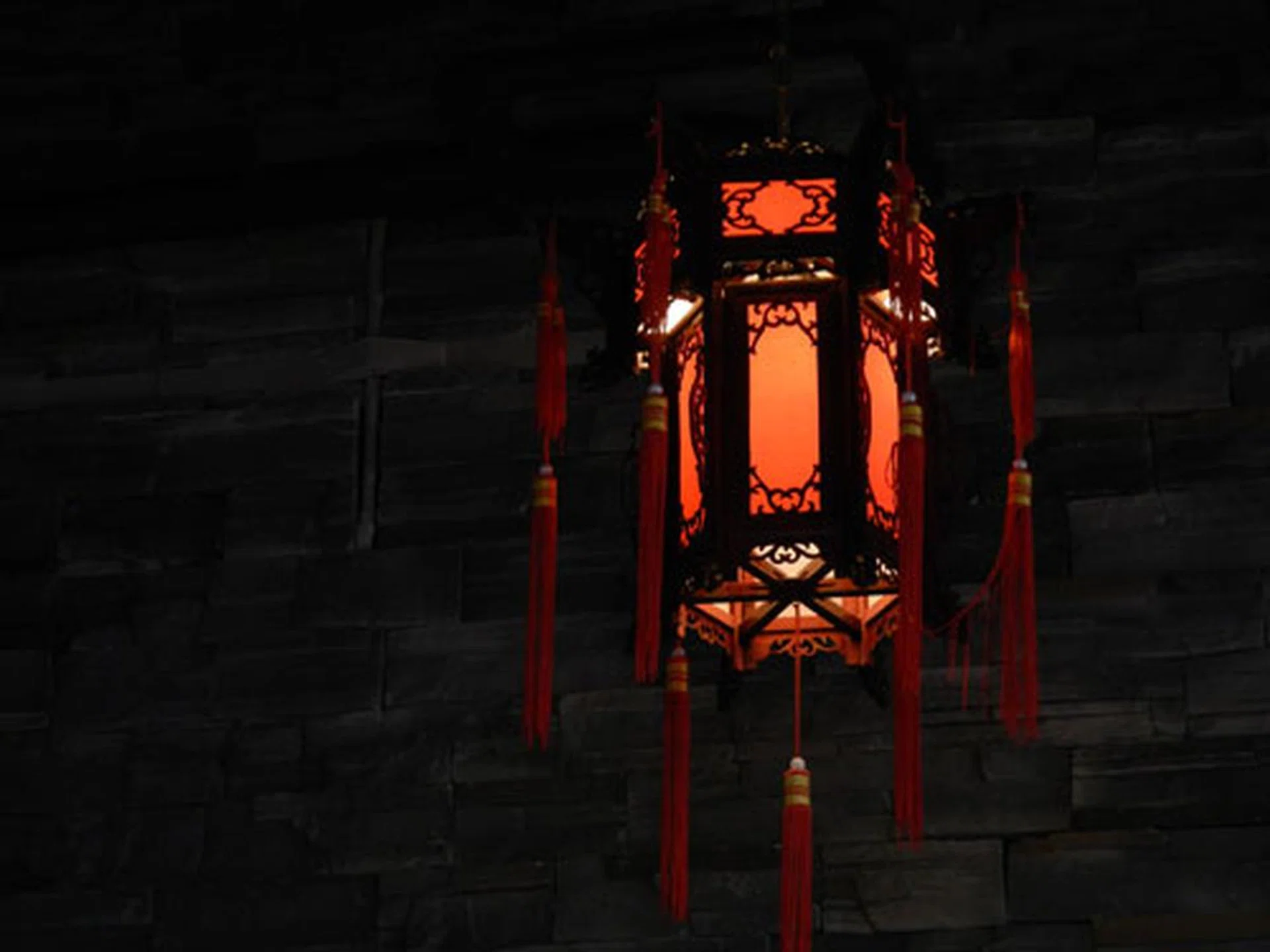 f/4.6 at 18mm, 1/30 sec, ISO400.