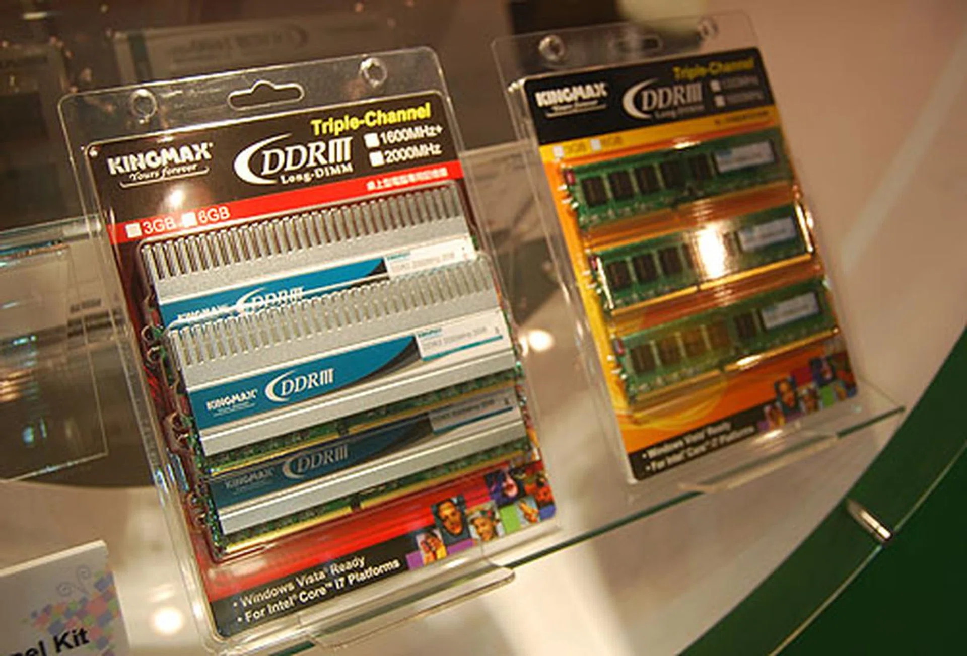  Kingmax's triple channel kits for the Core i7 goes up to DDR3-2000 and comes in two versions. The heat spreader enhanced ones are obviously for the overclockers.  