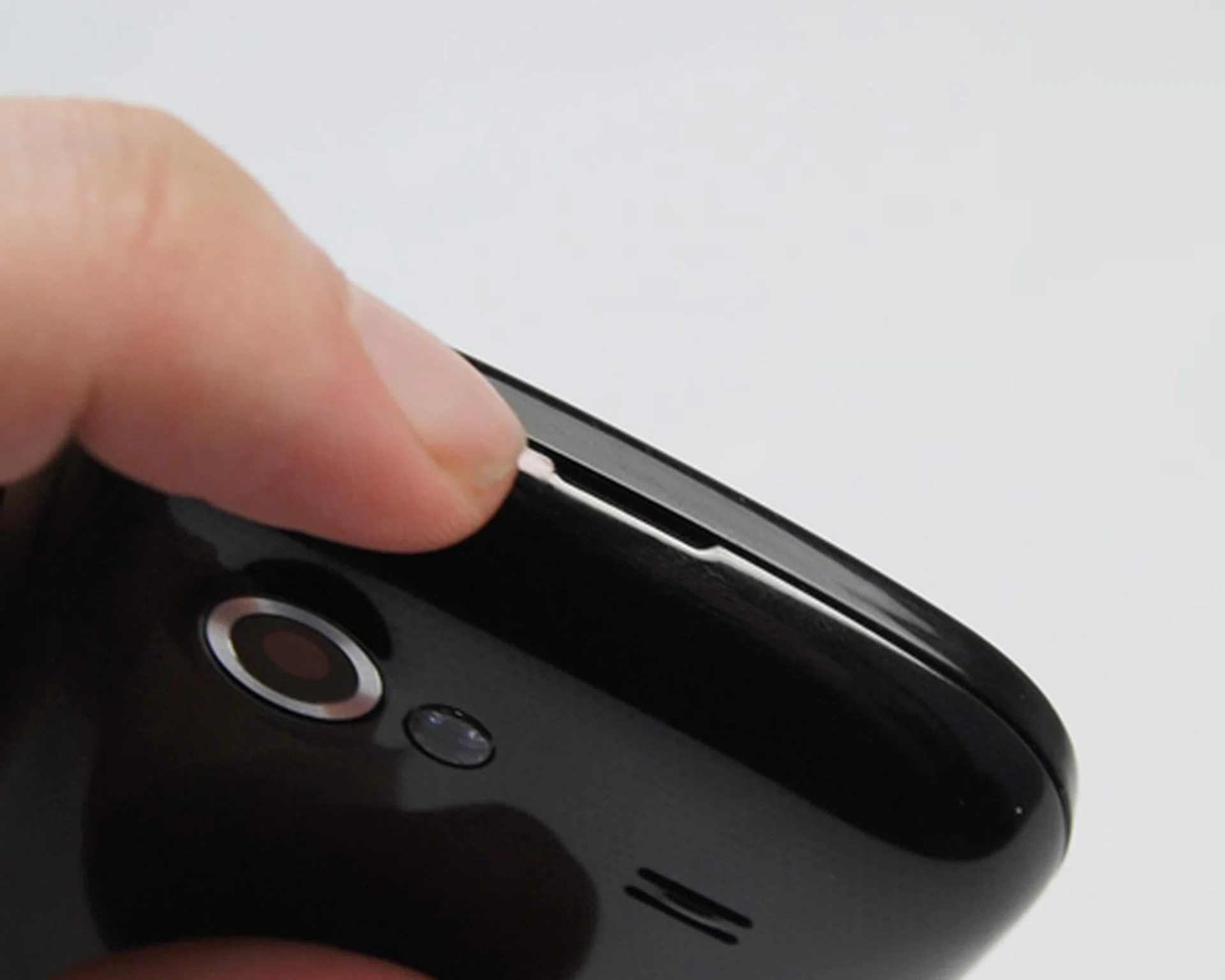 Accessing the battery is easy, once you manage to pry the casing open.
