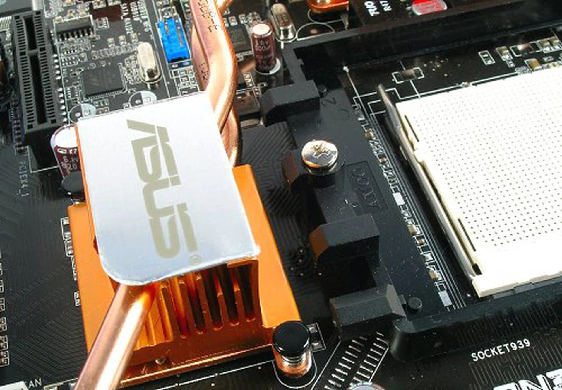 Heat pipe a little too close to the corner retention clips.