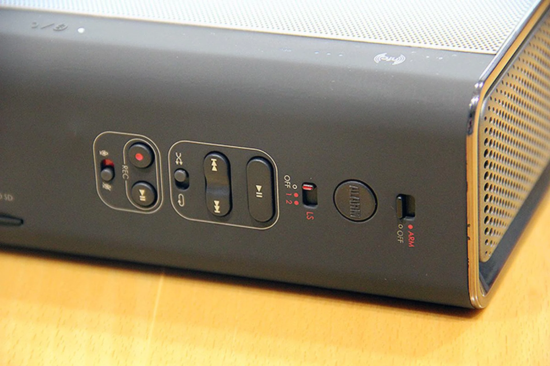 Behind are also various buttons to control other features of the Sound Blaster Roar.