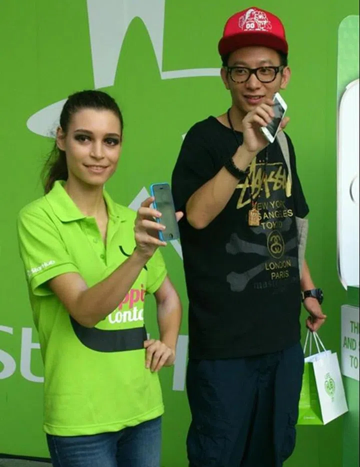 Zhang HuanPu is the first iPhone 5S customer at StarHub outlet in Plaza Singapura.