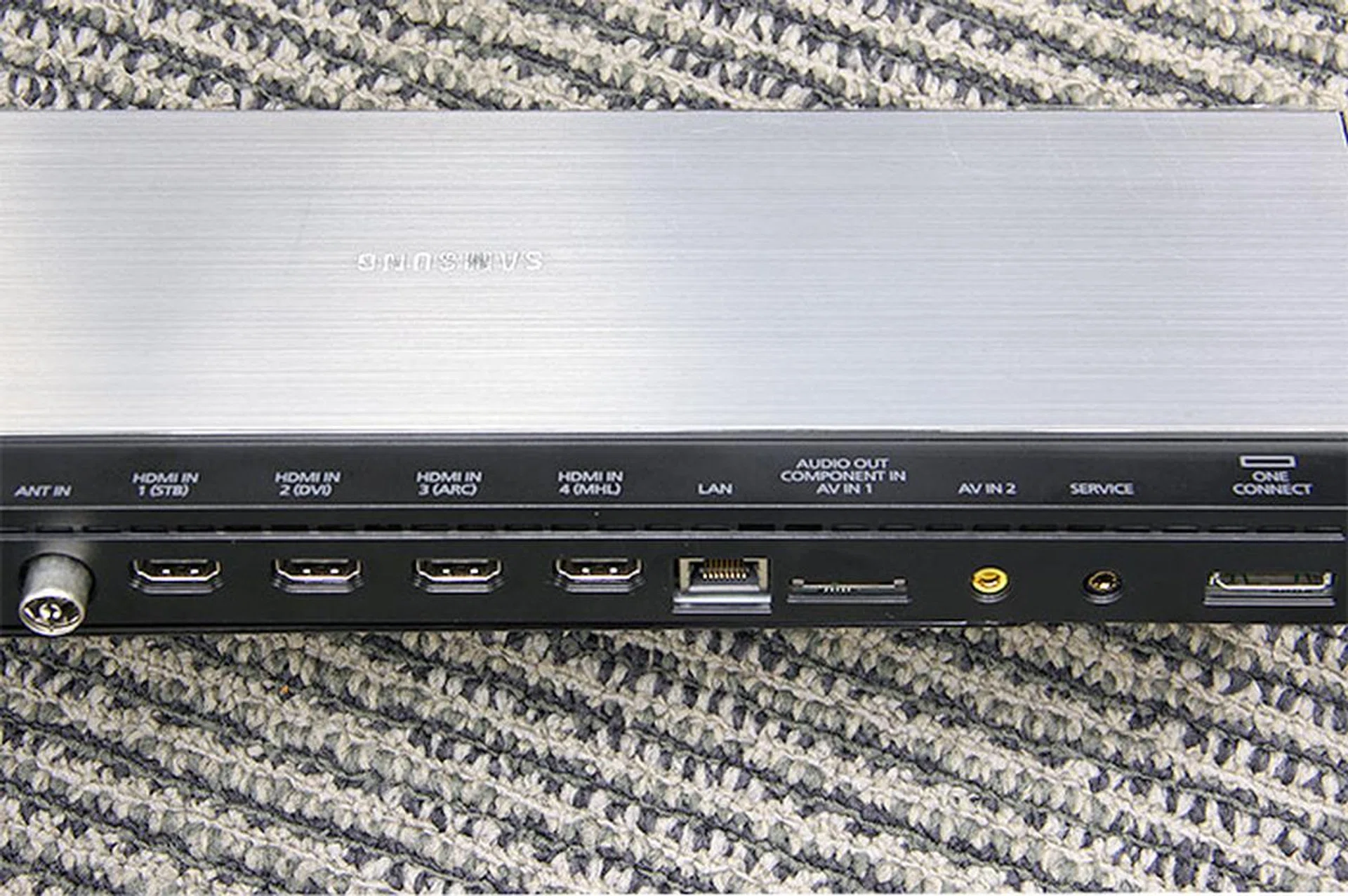 Don't fret if you don't see any ports on the back of the HU9000; they are all found on the external One Connect box, including four HDMI ports and a LAN jack.