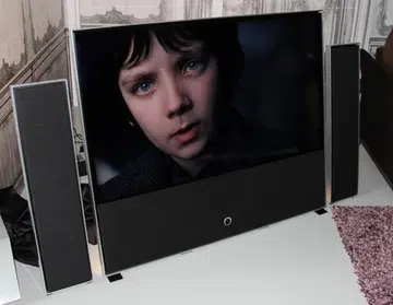 The new Reference TV, also called the "masterpiece", is the new flagship TV from Loewe. Do note that the flanking standing speakers are not part of the TV package and are sold separately.