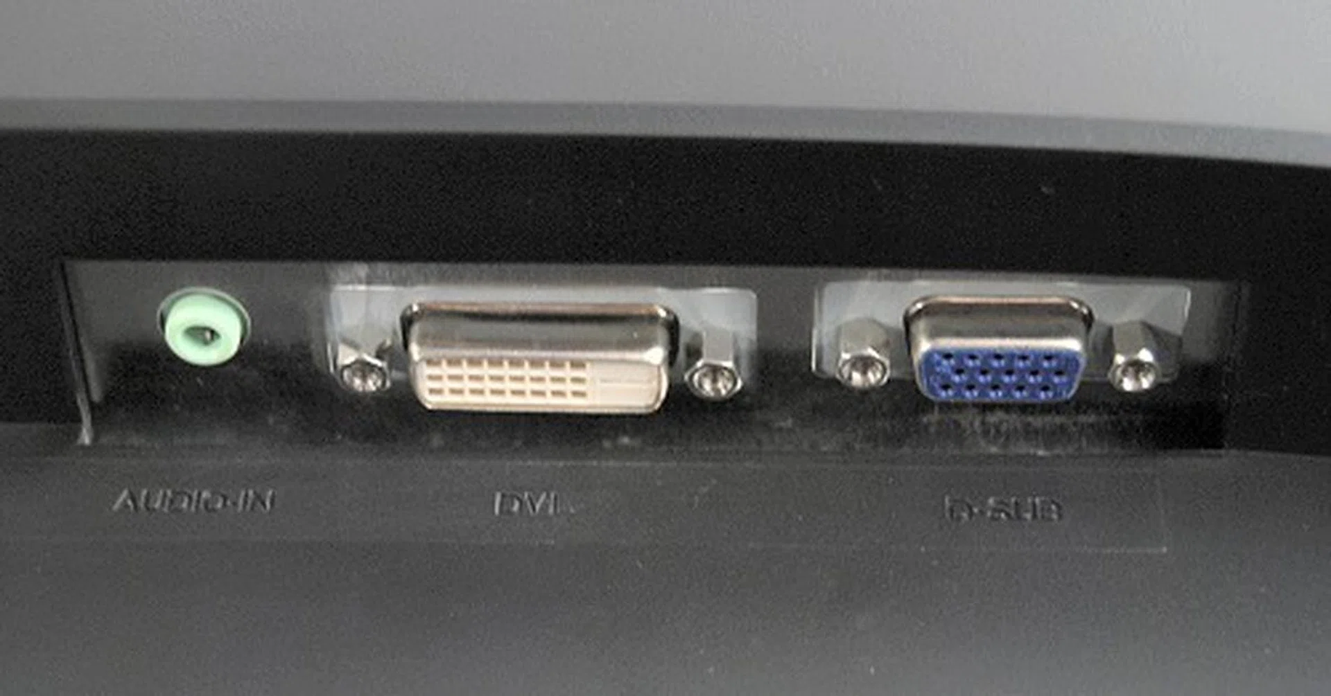 Sadly the VX2235wm only has a DVI and analog port, together with an audio jack for the speakers. Component and S-Video ports would have been really nice additions for auxiliary connectivity.