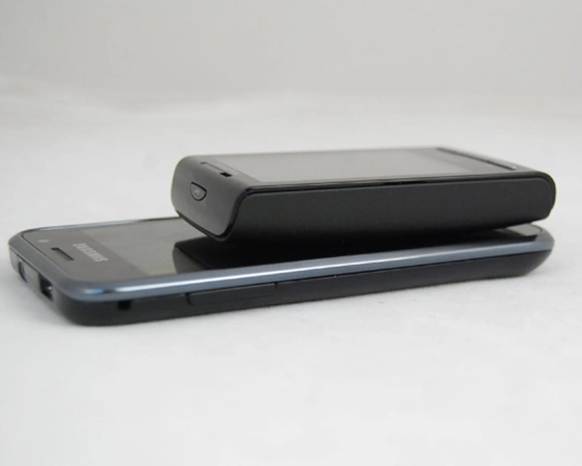 Small as it may be, the X10 mini is relatively thick, as seen in this comparison shot with the 9.9mm thick Samsung Galaxy S.