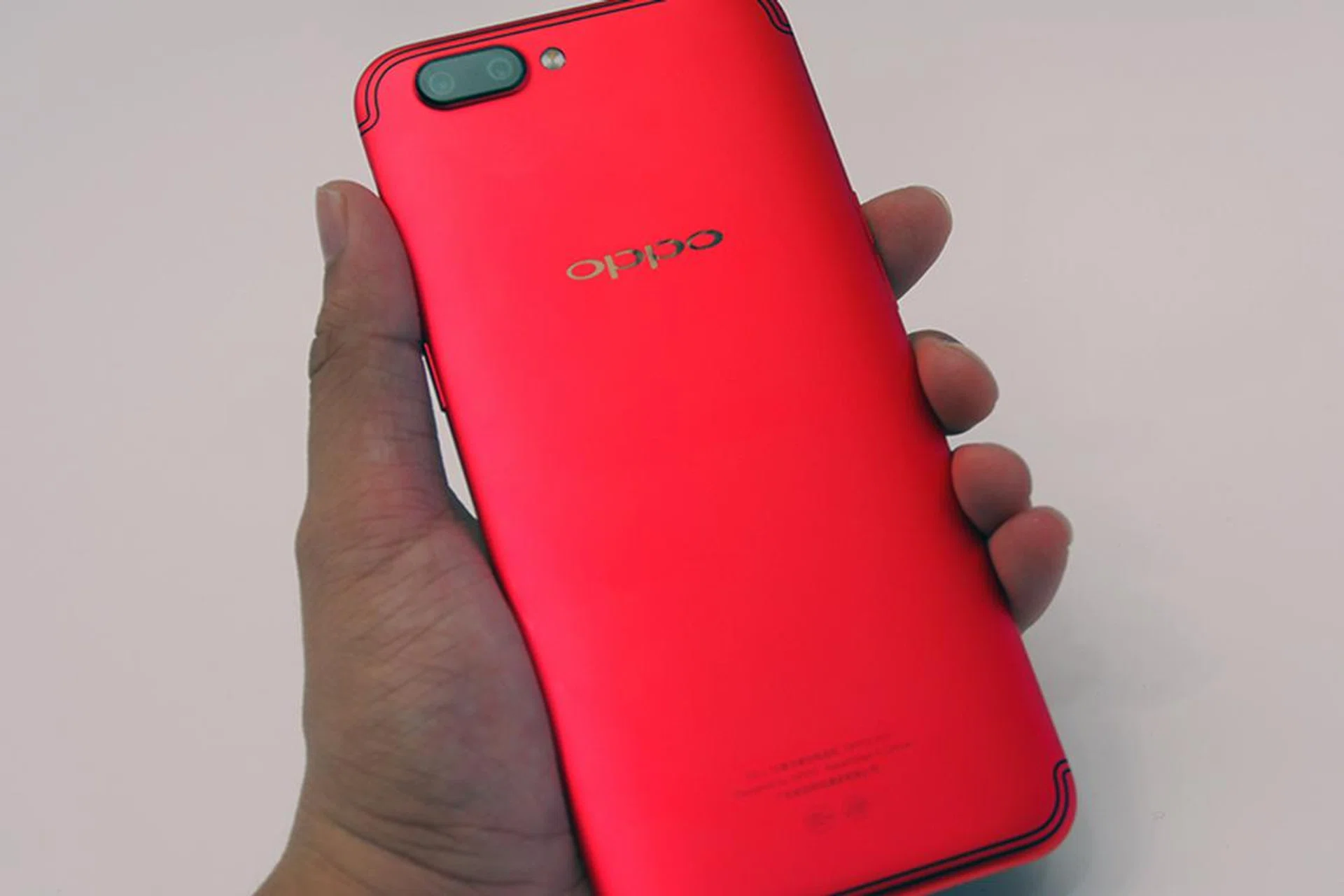 Oppo R11 in Red.