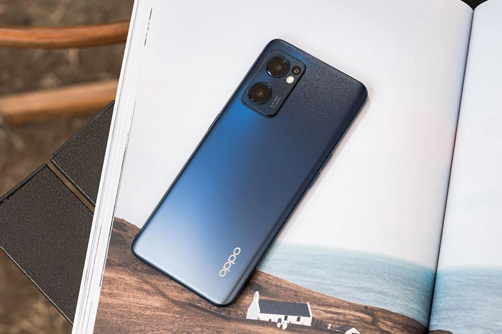 Oppo Reno7 in Starry Black.