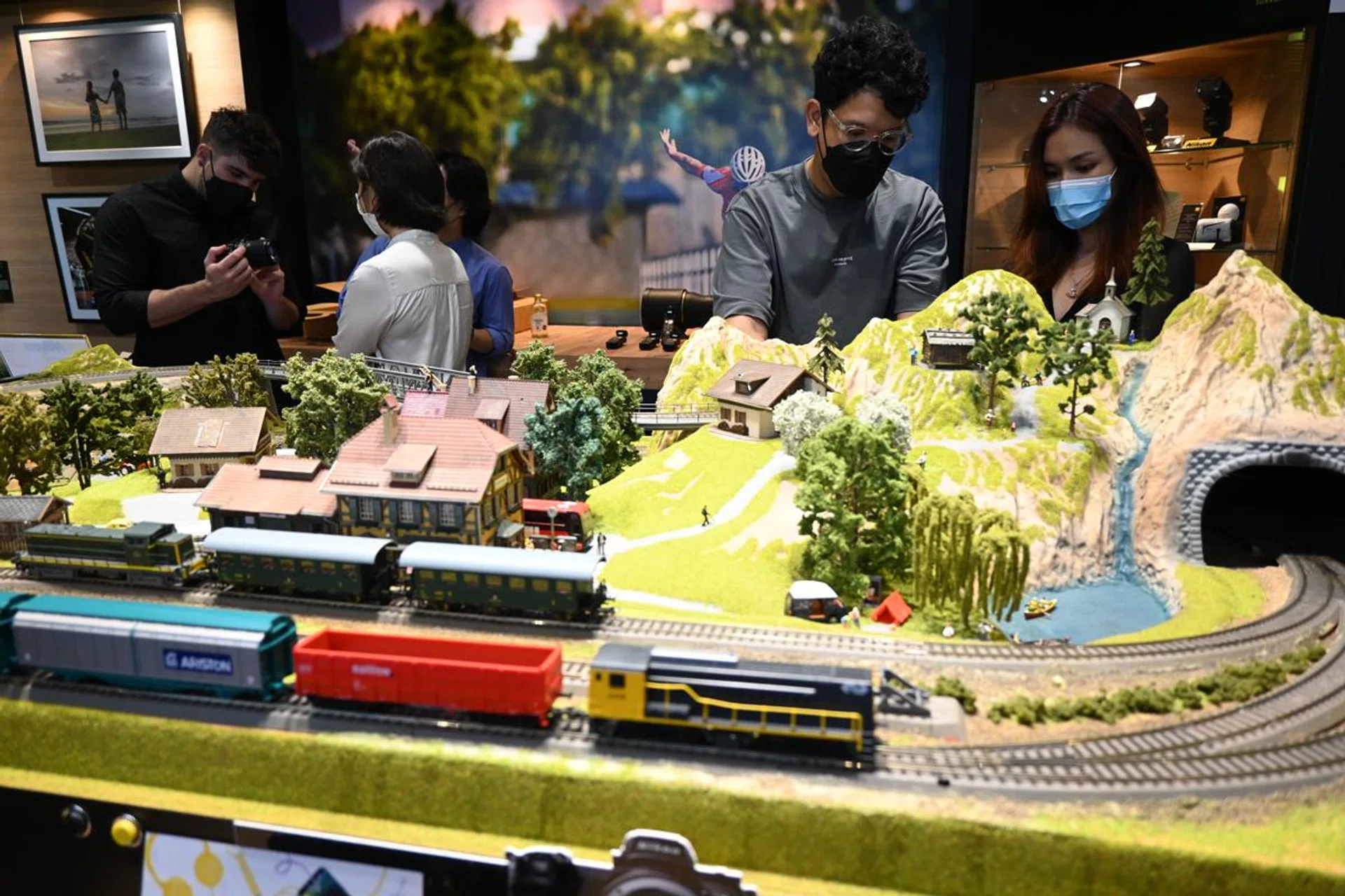 1/100s, ISO 900, f/3.5, 16mm. Click for the original resolution.