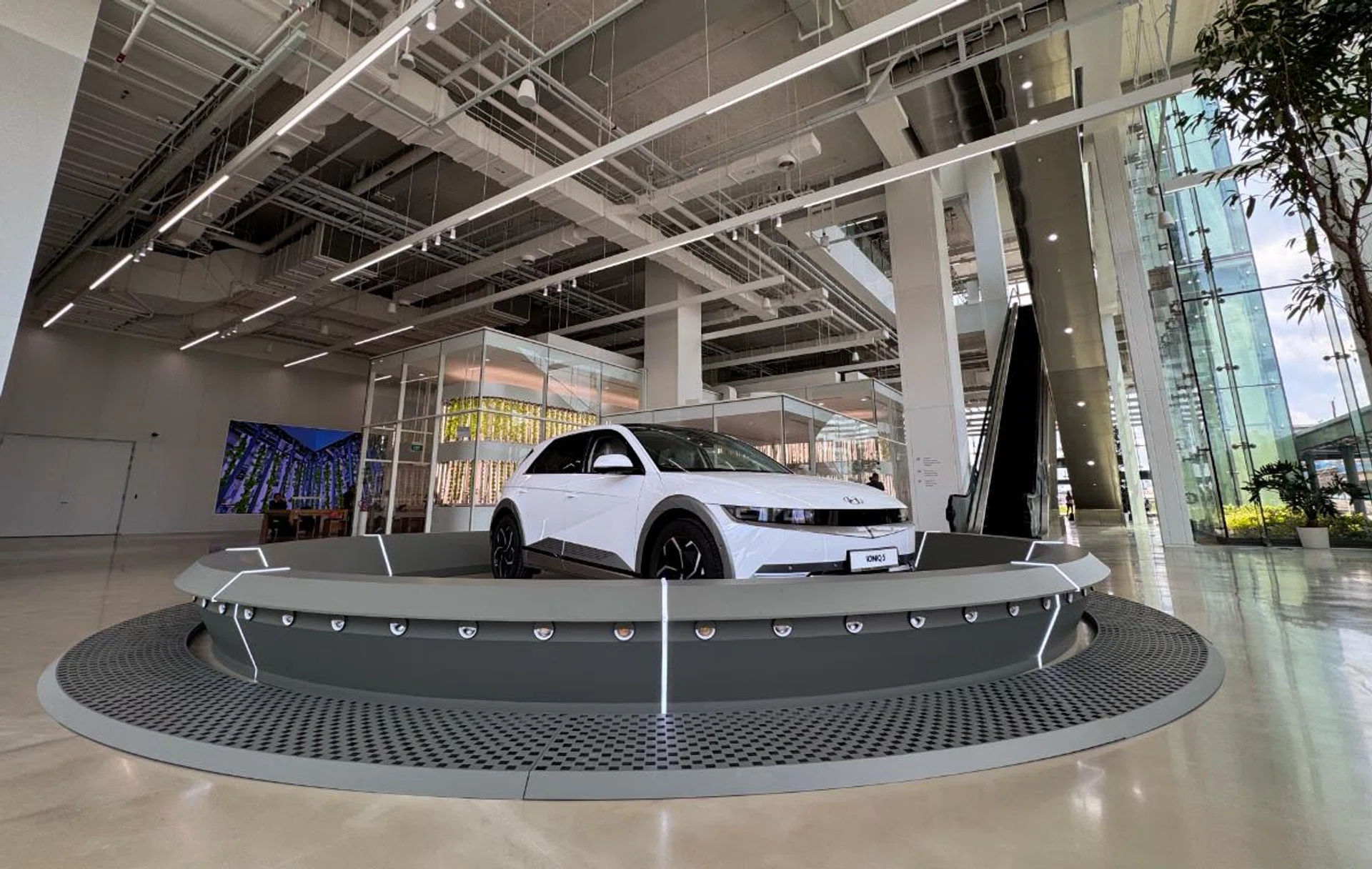 As you enter the lobby, you are greeted by the sight of an Ioniq 5. HMGICS is currently configured to build Ioniq 5s and will later start building Ioniq 6s too.