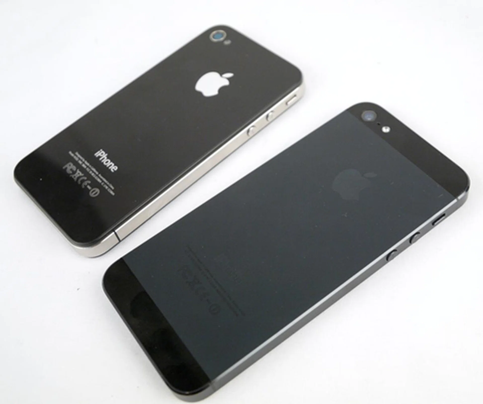 The iPhone 5 still features the minimalist industrial look of the iPhone 4/4S but brings it to another level with a chic slate and black combo. 