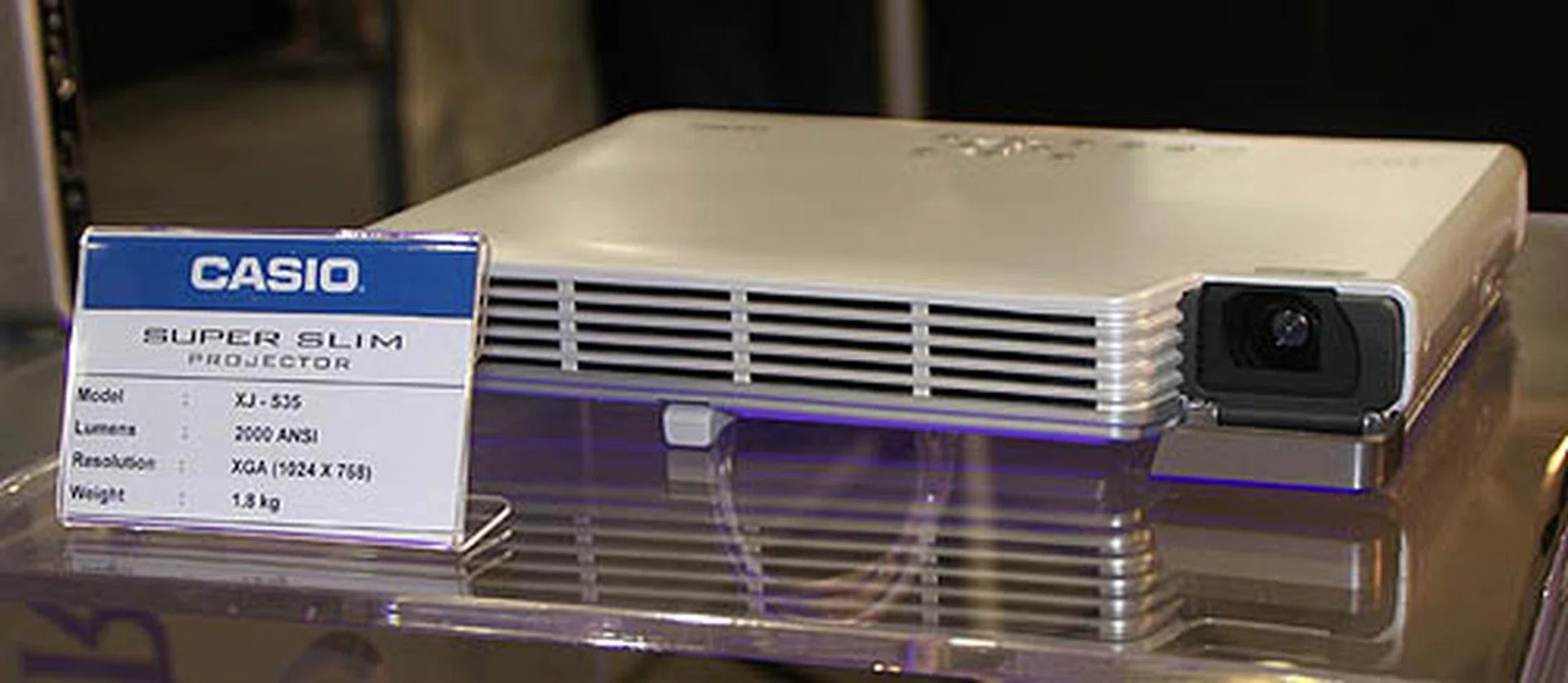 The super slim XJ-S35/S30 projector comes with an impressive 2,000 ANSI lumens rating and a contrast ratio of 1800:1 !