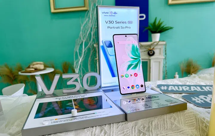 Vivo V30.