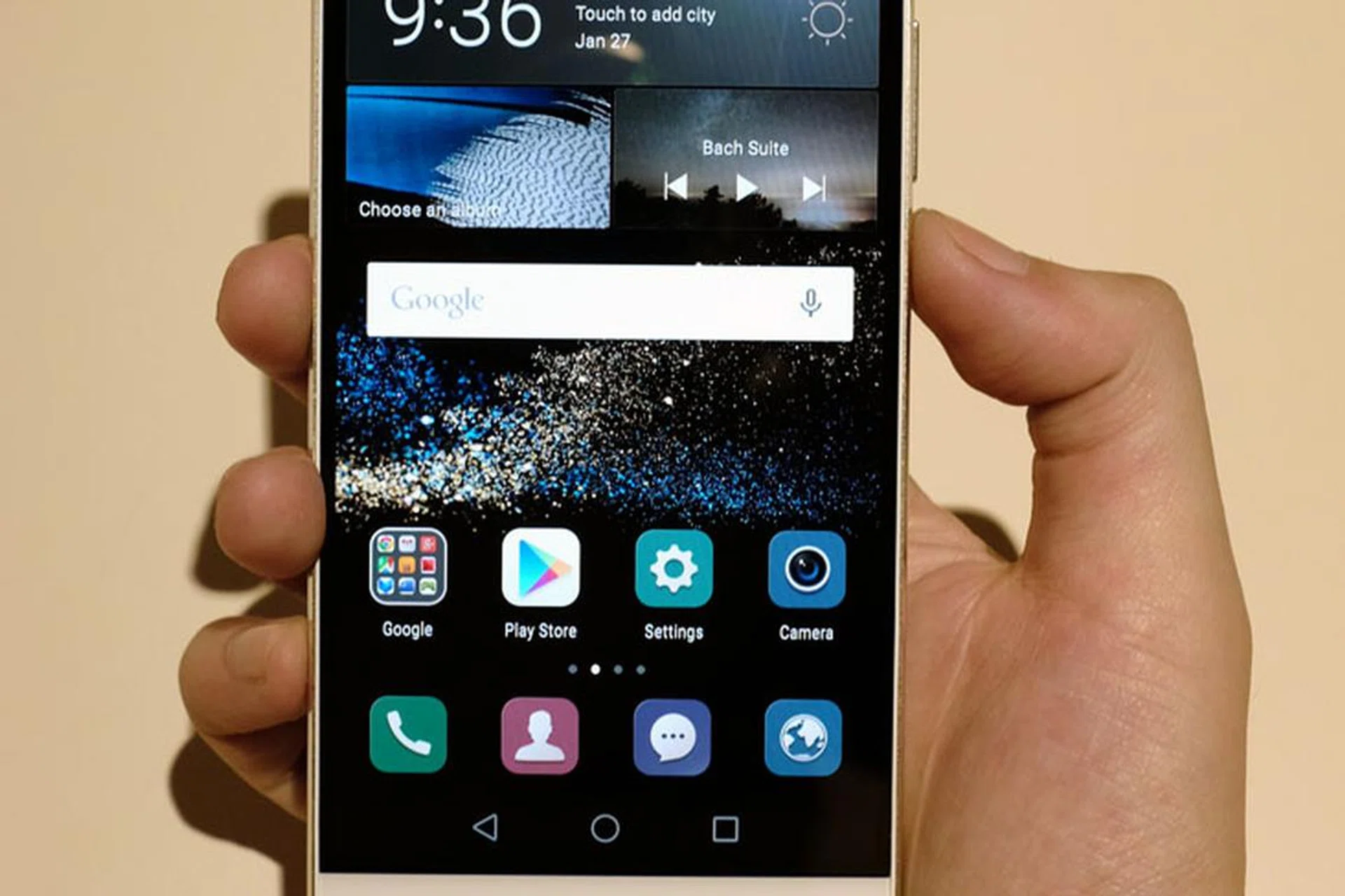 The P8 has ultra thin bezels, giving it one of the highest screen-to-body ratios out there (78.3 percent!)