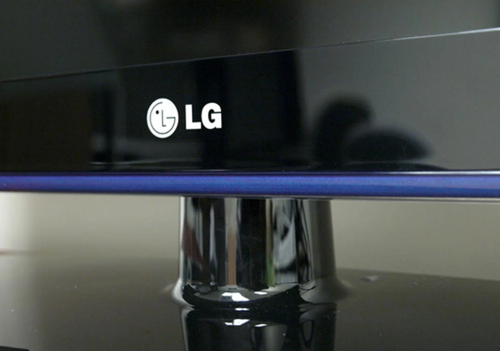 A thin blue border lines the lower bezel of the LV3730, otherwise known as Patterned Crystal Bottom Deco as christened by LG. While the blue accents are rather obvious in this picture, they are less perceptible in reality.