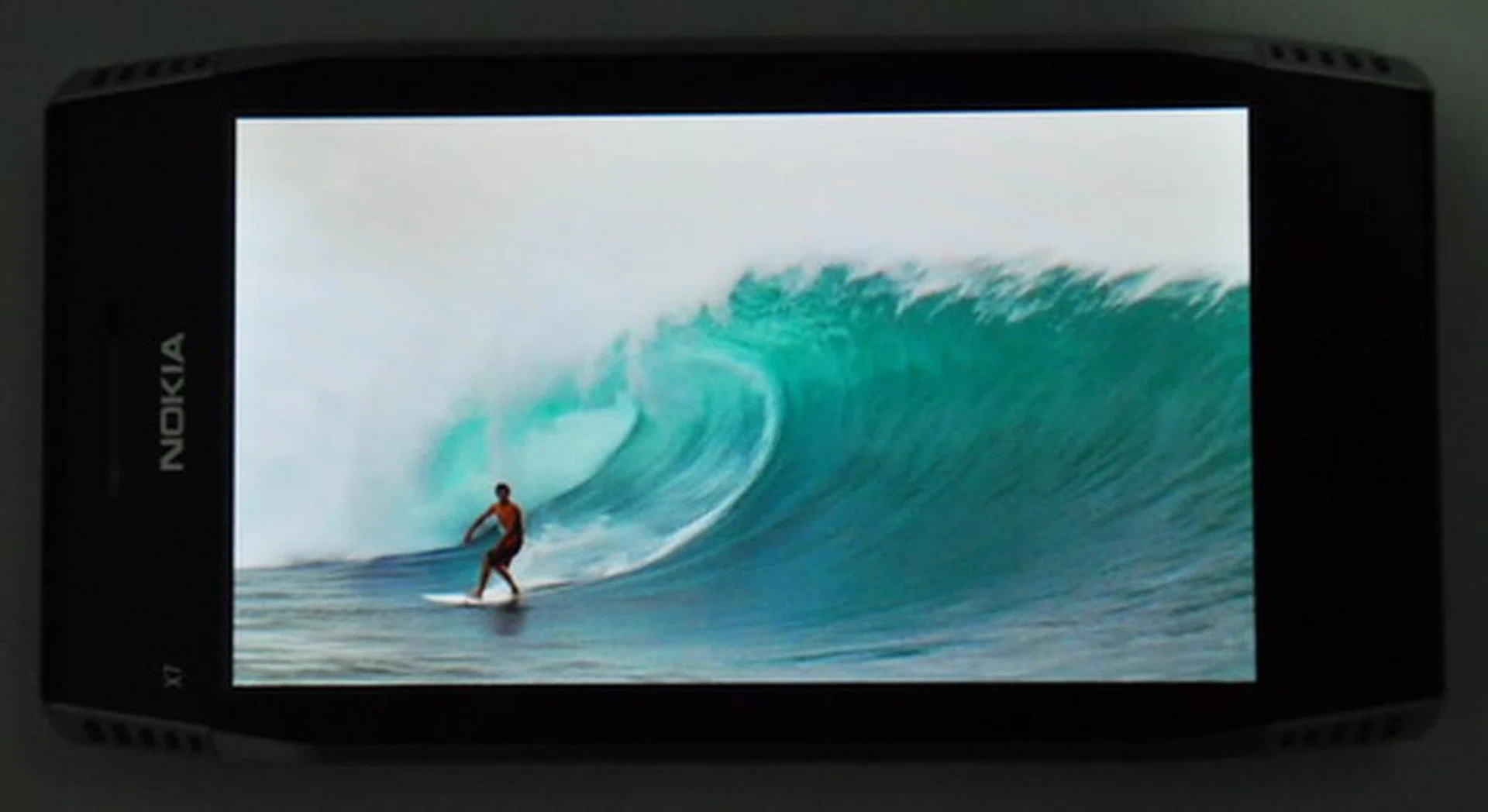 A pre-loaded surfing video played very well on the 4-inch AMOLED display.