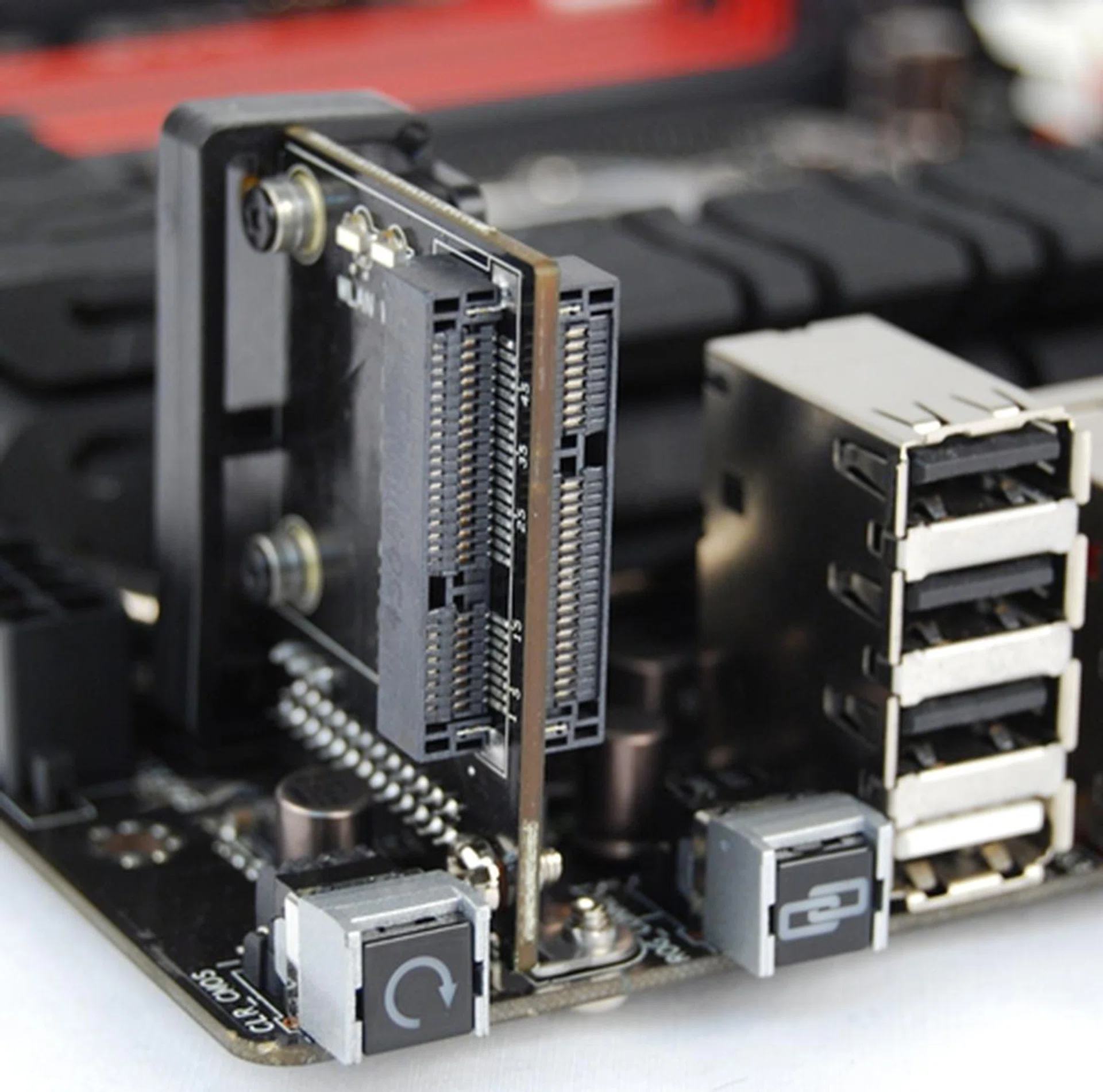The mounted mPCIe expansion card for the installation of both a mSATA and mPCIe components. We wonder it would be more practical to bundle an ASUS Wi-Fi GO! card instead. Even mSATA isn't the most useful of options for power users who would rather opt for an SSD storage subsystem than a SSD cache. These features do add to the cost unnecessarily even if they are unique differentiators.