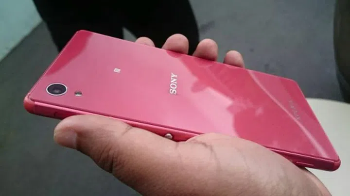 The Sony Xperia M4 Aqua comes in a new color, coral red. It is available from today. 