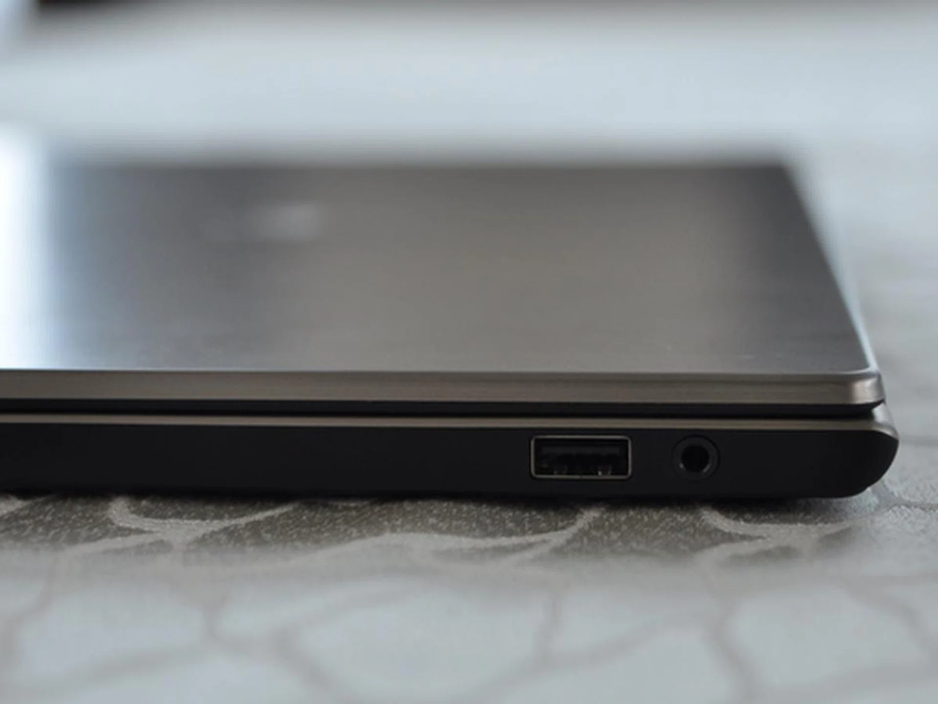 The right side of the machine doesn't have a huge number of ports, but you do get the necessary USB 2.0 port, and the headphone/microphone jack.