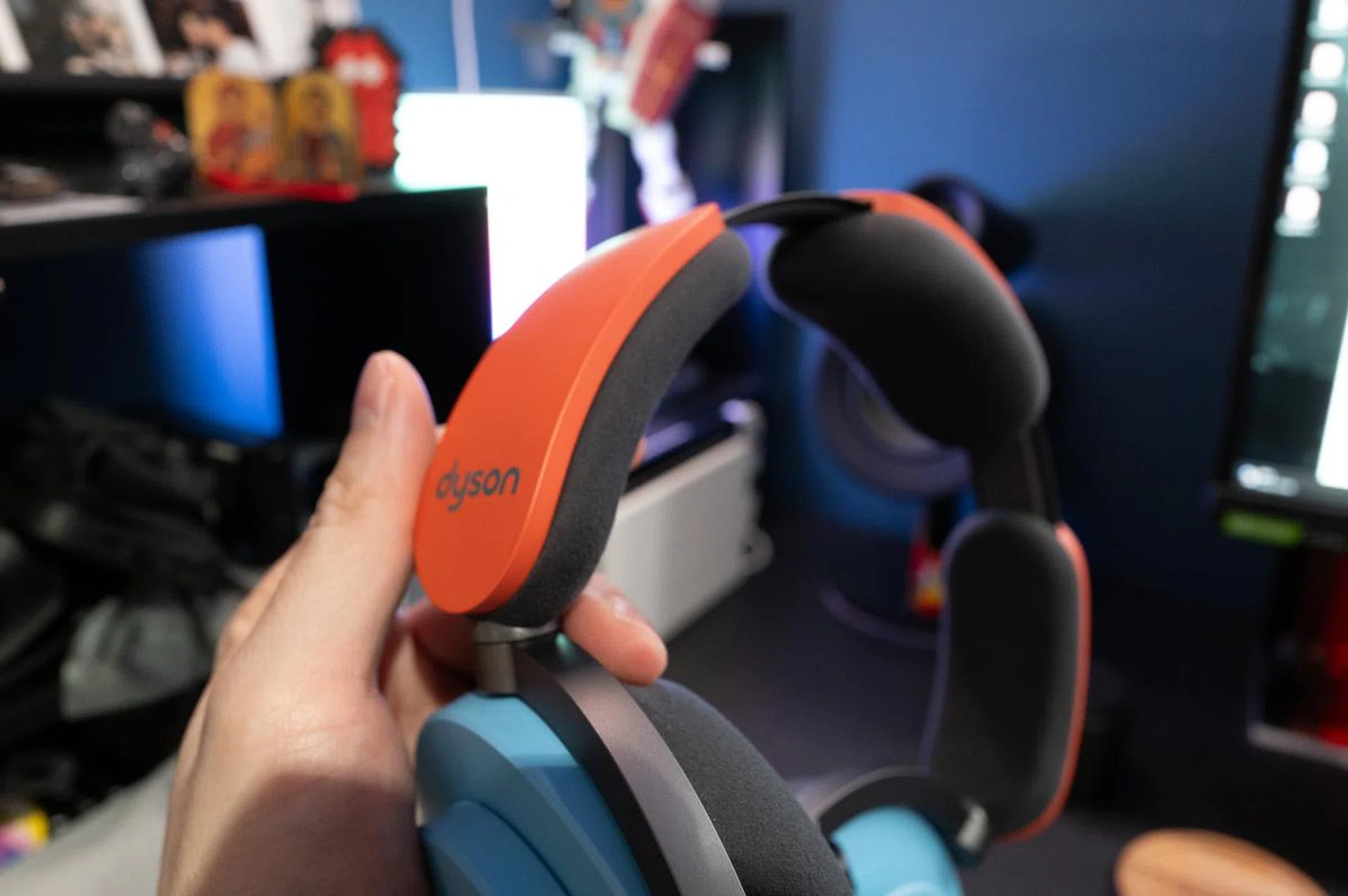 The left and right cushions on the headband are where the batteries are located.