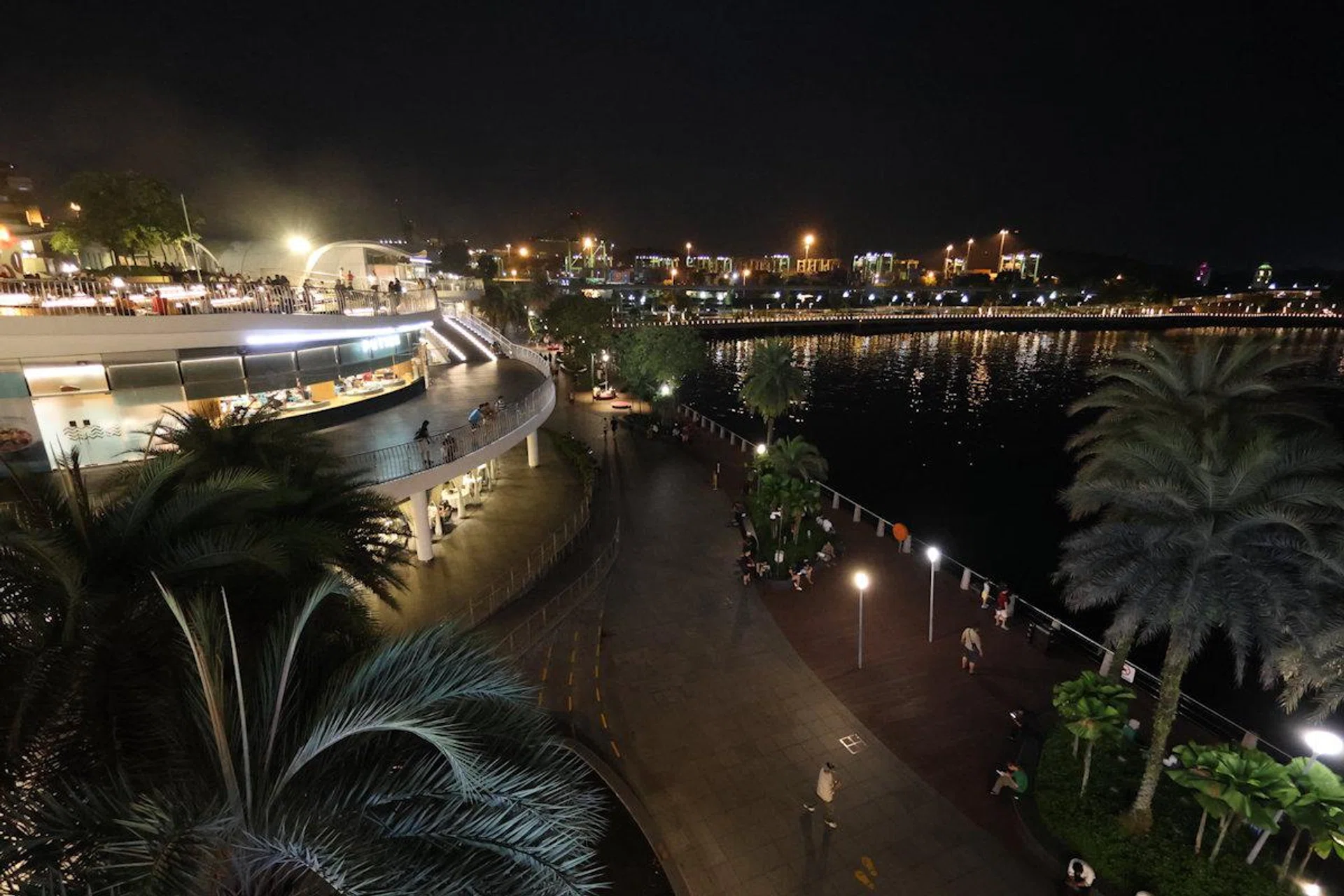 PowerShot V1 (Night) - 16mm at f/2.8, 1/64s, ISO 6400. Photo: HWZ