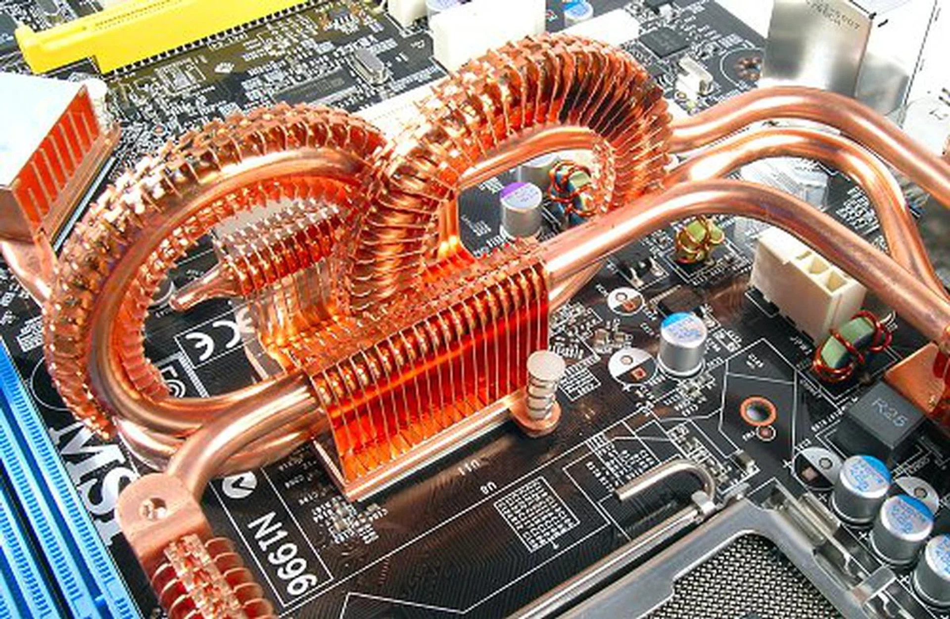 Front side of the Northbridge section of MSI's 'Circu-Pipe' cooler. If anything, it is an attention grabber, but how does it fare in performance? Time will surely tell.