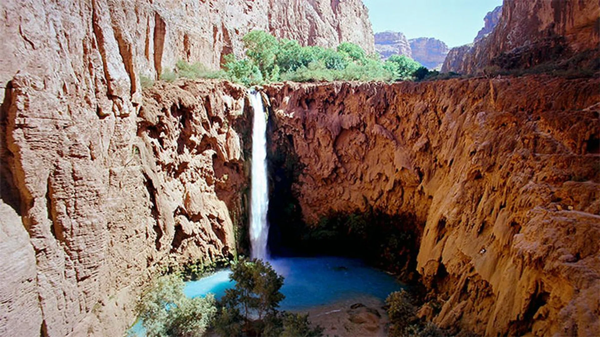 We admit, the curvature of the HU9000's panel can help to reduce reflections (Scene from The Grand Canyon Adventure.)