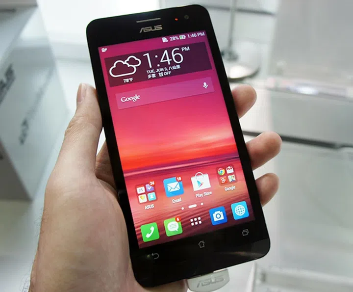 The LTE model of the ASUS ZenFone 5 looks exactly the same as the original. The only difference is that it does not have the Intel Inside logo on its back cover.