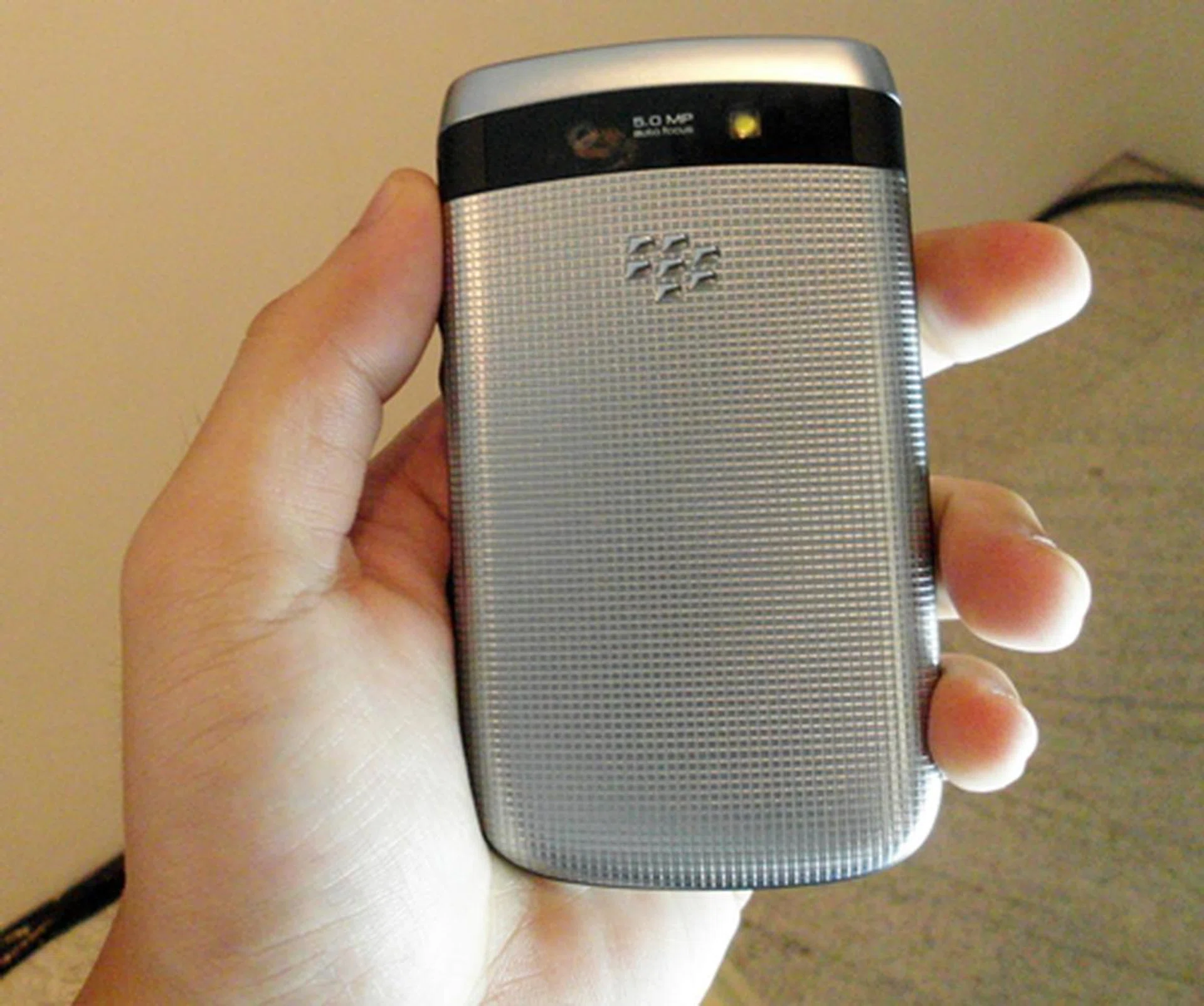 The BlackBerry Torch 9810 comes in a refreshing zinc grey color with a small grid battery door. It is also equipped with a 5-megapixel camera which is capable of 720p HD video recording.