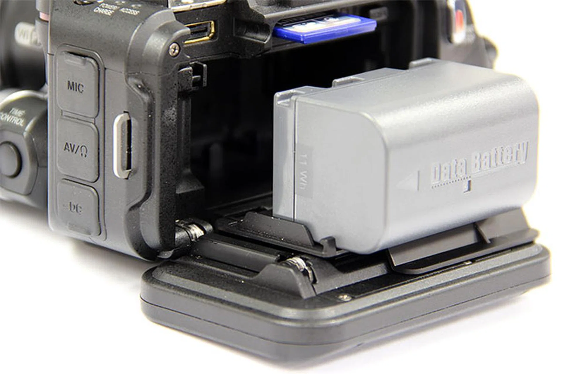 Behind the LCD and a flap lie the battery and memory card compartments. The PX100B only has a single SD card slot; SDXC cards are supported.