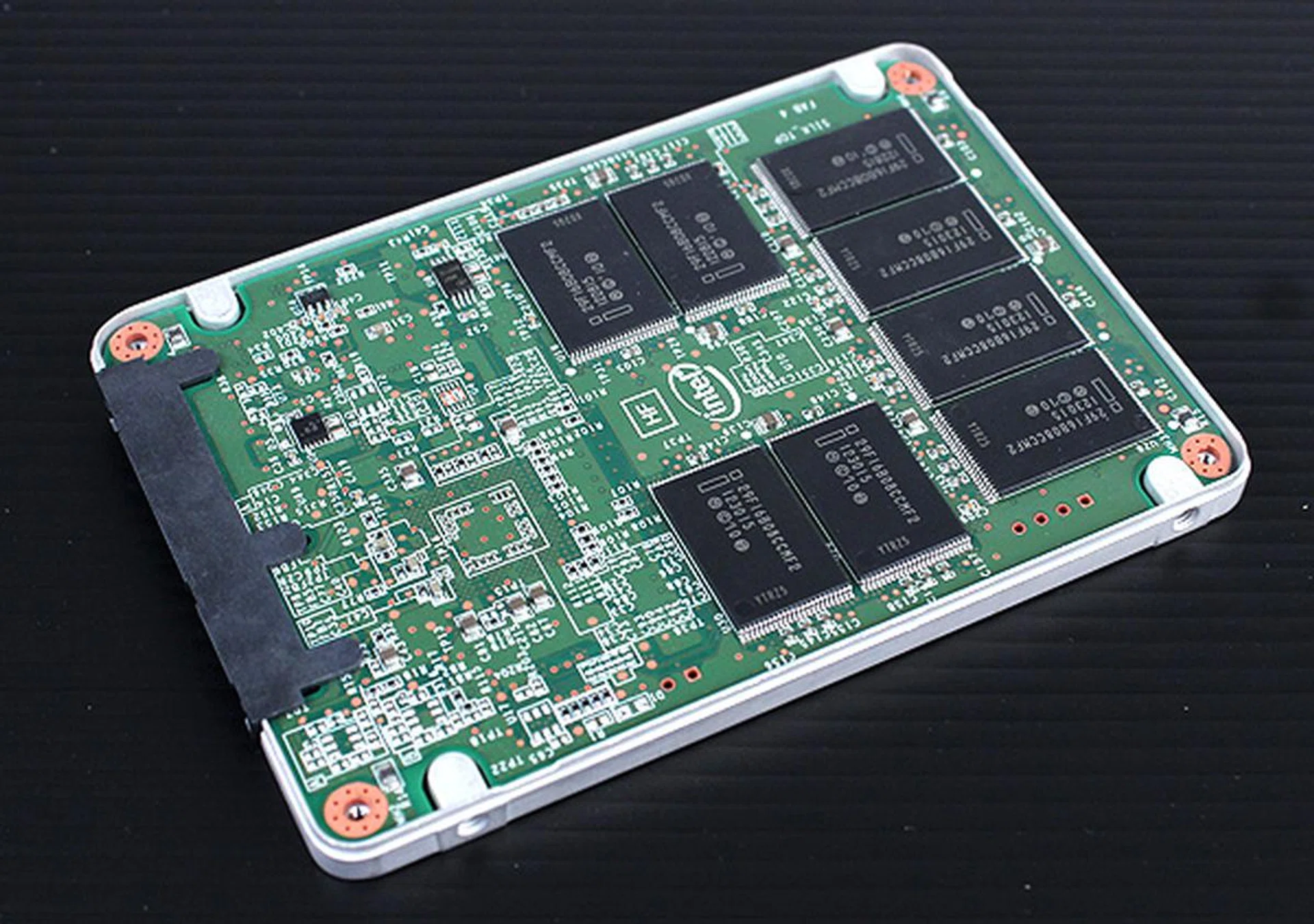 Peeling the cover open reveals the new 20nm MLC NAND 16GB density memory chips. There are 16 in total (eight on each side).